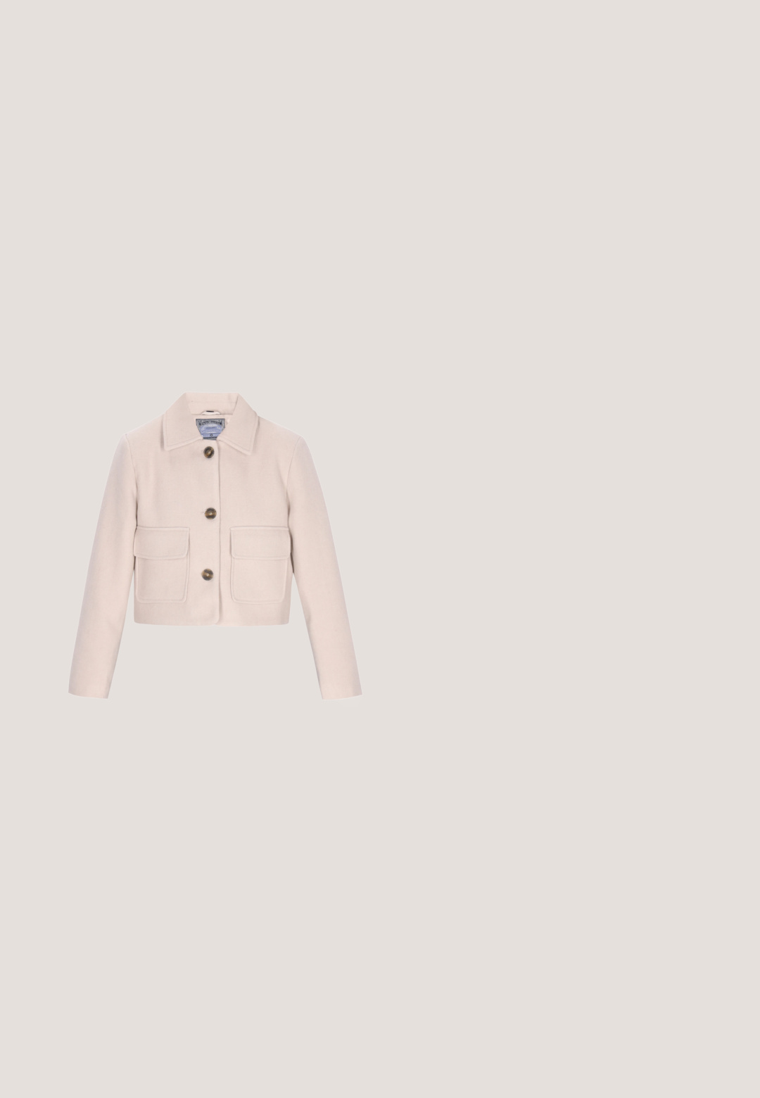Korte beige jas met een klassieke kraag, vier voorkanten zakken en bruine knopen, gemaakt van een gestructureerde stof.; Beige coltrui gemaakt van gestructureerde gebreide stof, met lange mouwen en geribbelde boorden bij de manchetten en zoom. Geen zichtbare patronen of versieringen.; Lichtgrijze, gestreepte broek met een aansluitende taille, rechte pijpen, subtiele ruitjespatroon en een zachte textuur. Geen zichtbare hardware.; Salinyang SALINYANG - Lage laarzen - natur; Roomkleurige gestructureerde handtas met dubbele handvatten, goudkleurig logoplaatje en aangehecht leren merketiket.; Delicate gouden ketting met een kleine ronde hanger met een centrale parel en omringende kleine kristallen.