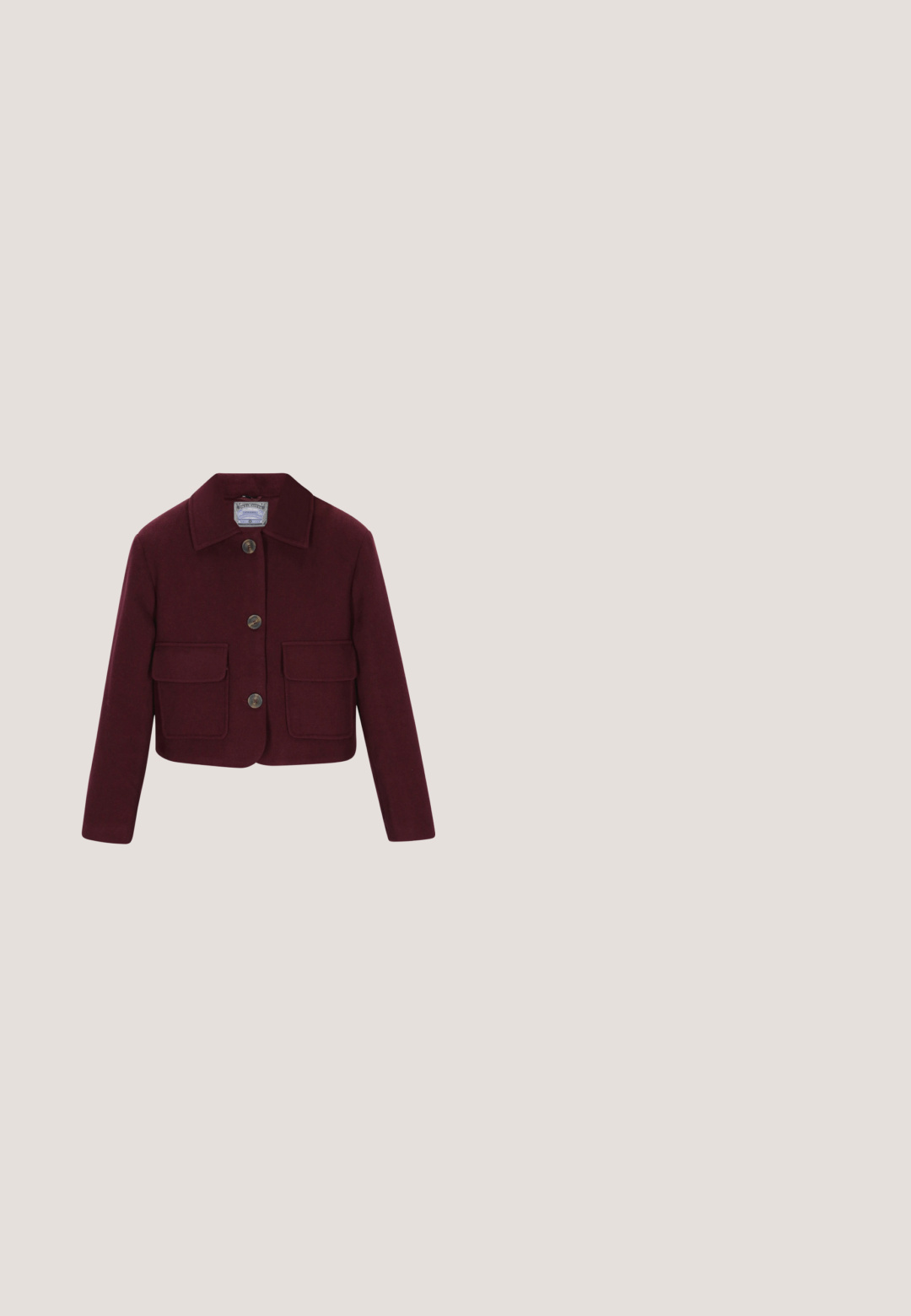Bordeaux cropped jakke lavet af tekstureret stof, med krave, fire forlommer og brune knapper.; Bordeaux langærmet top med cowl-halsudskæring, draperet front og skrå rynk. Lavet af blødt stof med en glat tekstur.; Højtaljede bukser med vide ben i mørk burgunder med forplisseringer og sidelommer, lagt fladt på hvid baggrund.; Kastanjefarvet patentlæder slingback-pump med spids tå, mellemhøj kittenhæl og sølv spænde på hvid baggrund.; Mørk burgundy læderhåndtaske med vævet tekstur og en enkelt buet skulderrem mod en hvid baggrund.; Rød, blank ring med et snoet design og en cirkulær udskæring. Glat overflade med metallisk glans, sat på en guldtonet bænk.