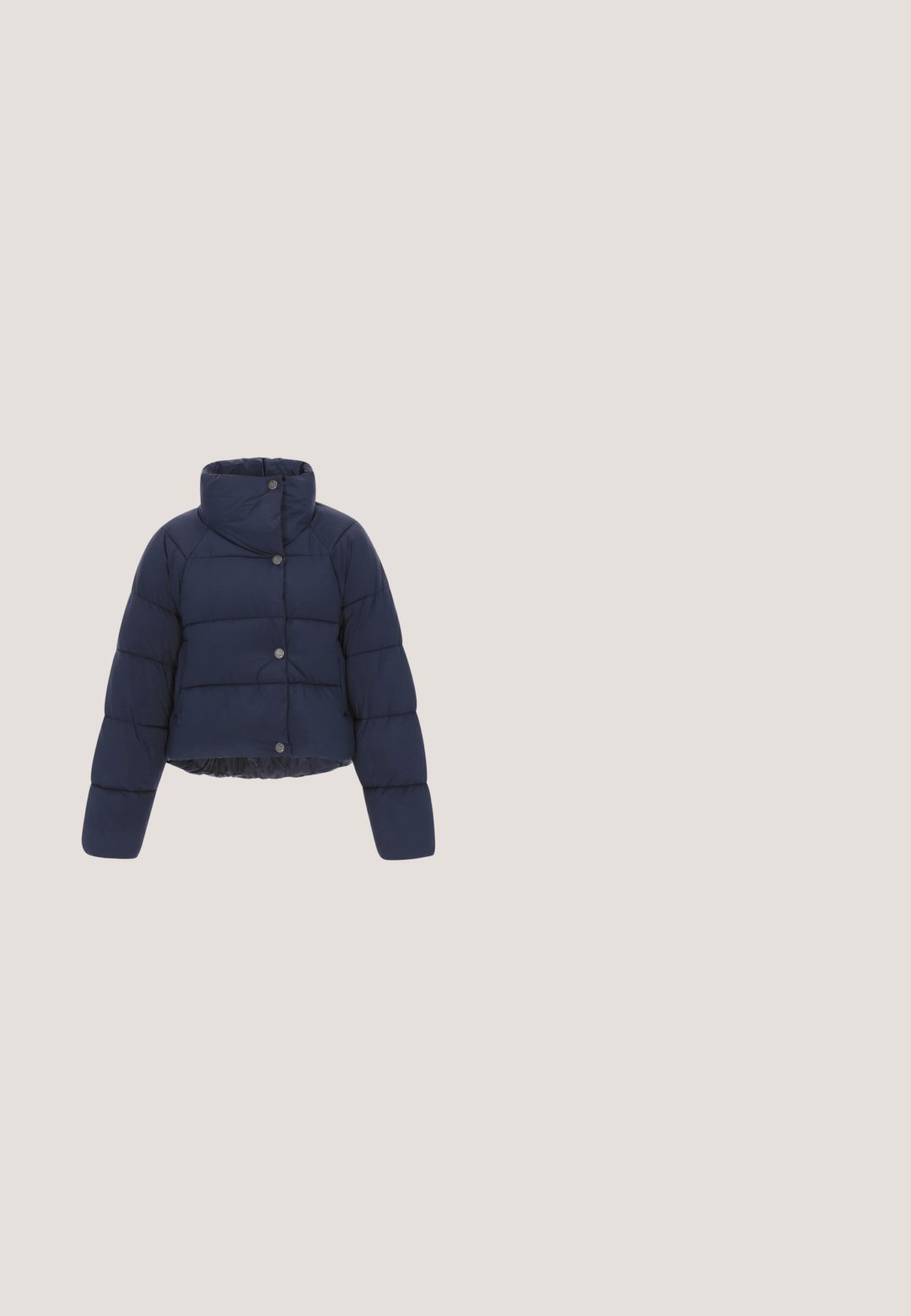 Navy Puffer-Jacke mit hohem Kragen, Knopfverschluss und kurzem Schnitt. Glattes Material mit gestepptem Design und elastischem Saum.; Hellbeige, kabelgestrickter Pullover mit hohem, umgeschlagenem Kragen. Besitzt lange Ärmel und einen gerippten Saum. Durchgehend strukturiertes Muster.; Marinefarbene weit geschnittene Hosen aus leichtem Stoff mit glatter Textur; verfügen über einen hohen elastischen Bund und keine sichtbaren Verschlüsse.; Beige-weißer Sportschuh mit Mesh- und Wildlederpaneelen, Schnürverschluss und dicker, gepolsterter Sohle mit grauem Profil.; Beige gesteppte Leder-Umhängetasche mit goldfarbenem Logo, Reißverschluss und abnehmbarem Riemen. Verfügt über ein Diamantmuster und eine glatte Textur.; Goldene Stecker-Ohrringe in Form von gezackten Lorbeerblättern mit detaillierten Adernmustern und Schmetterlingsverschluss auf weißem Hintergrund.