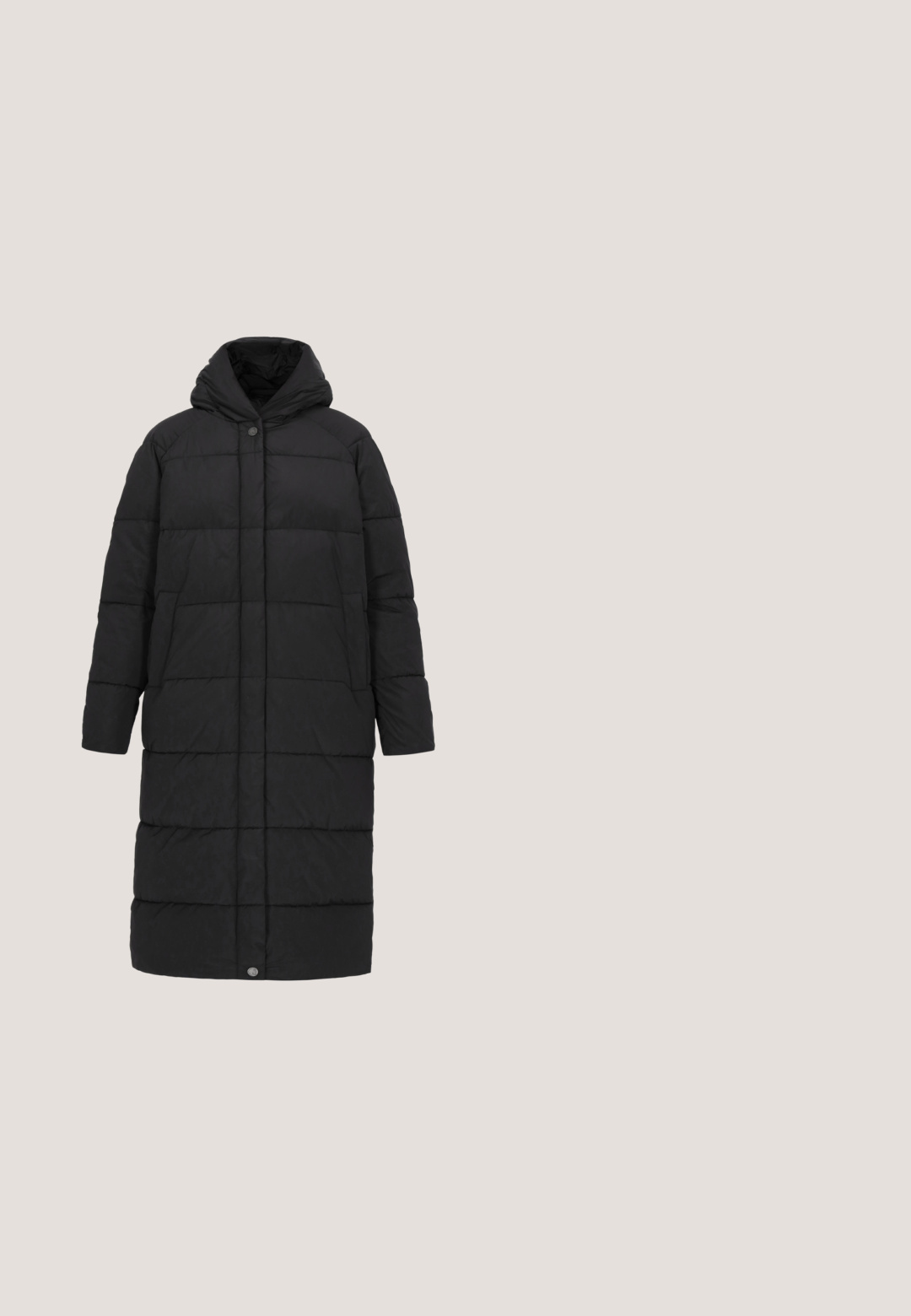 Manteau long noir en duvet avec capuche, présentant un design matelassé, une fermeture à boutons à l'avant et des manches larges pour le confort et la chaleur.; Pull en laine marine foncé avec un col haut à côtes. Fabriqué en tissu doux et texturé, avec une coupe décontractée et des poignets et un ourlet élastiqués.; Haut noir à manches longues avec un col rond, en tissu doux. Design ajusté avec une texture lisse et un style minimaliste.; Leggings noirs en tissu extensible avec une taille haute élastique présentant le texte "SMIL" en blanc. Texture lisse et design ajusté.; Chausson noir montant à la cheville avec semelle épaisse et doublure polaire crème rabattue sur le bord supérieur, avec un détail lacé sur le côté.; Sac cabas matelassé noir avec poignées courtes, une poche zippée à l'avant, une bandoulière amovible et un petit porte-clés ours en peluche marron attaché.