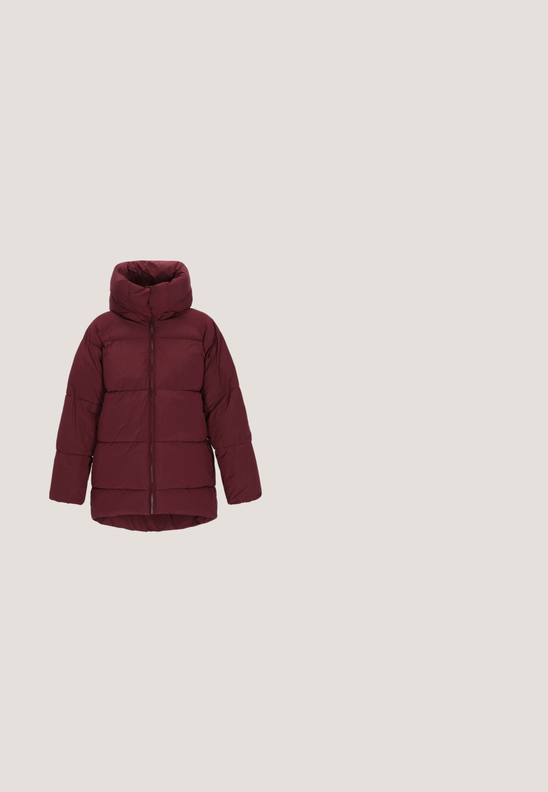 Bordeauxfarbene Pufferjacke mit hohem Kragen, Reißverschluss vorne und gestepptem Design. Hergestellt aus einem glatten, gepolsterten Material; lockere Passform.; Hellgrauer Kapuzenpullover mit Reißverschluss, Fronttaschen, Kordelzug an der Kapuze sowie gerippten Bündchen und Saum, gezeigt vor weißem Hintergrund.; Dunkelblauer, kurzärmeliger Pullover aus einem glatten Strickmaterial. Verfügt über einen Rundhalsausschnitt und ein kleines Markenlogo am Saum.; Dunkelgraue Jogginghosen mit elastischem Bund, weißen Kordeln, seitlichen Taschen und elastischen Bündchen.; Grauer und rosafarbener Sportschuh mit rosa Schnürsenkeln, Mesh-Obermaterial, gepolsterter Sohle mit Aussparungen und Logo an der Seite.; Perlenkette mit kleinen, runden, weißen Perlen und einem silberfarbenen Verschluss. Verfügt über eine verstellbare Kette zur Anpassung der Länge.