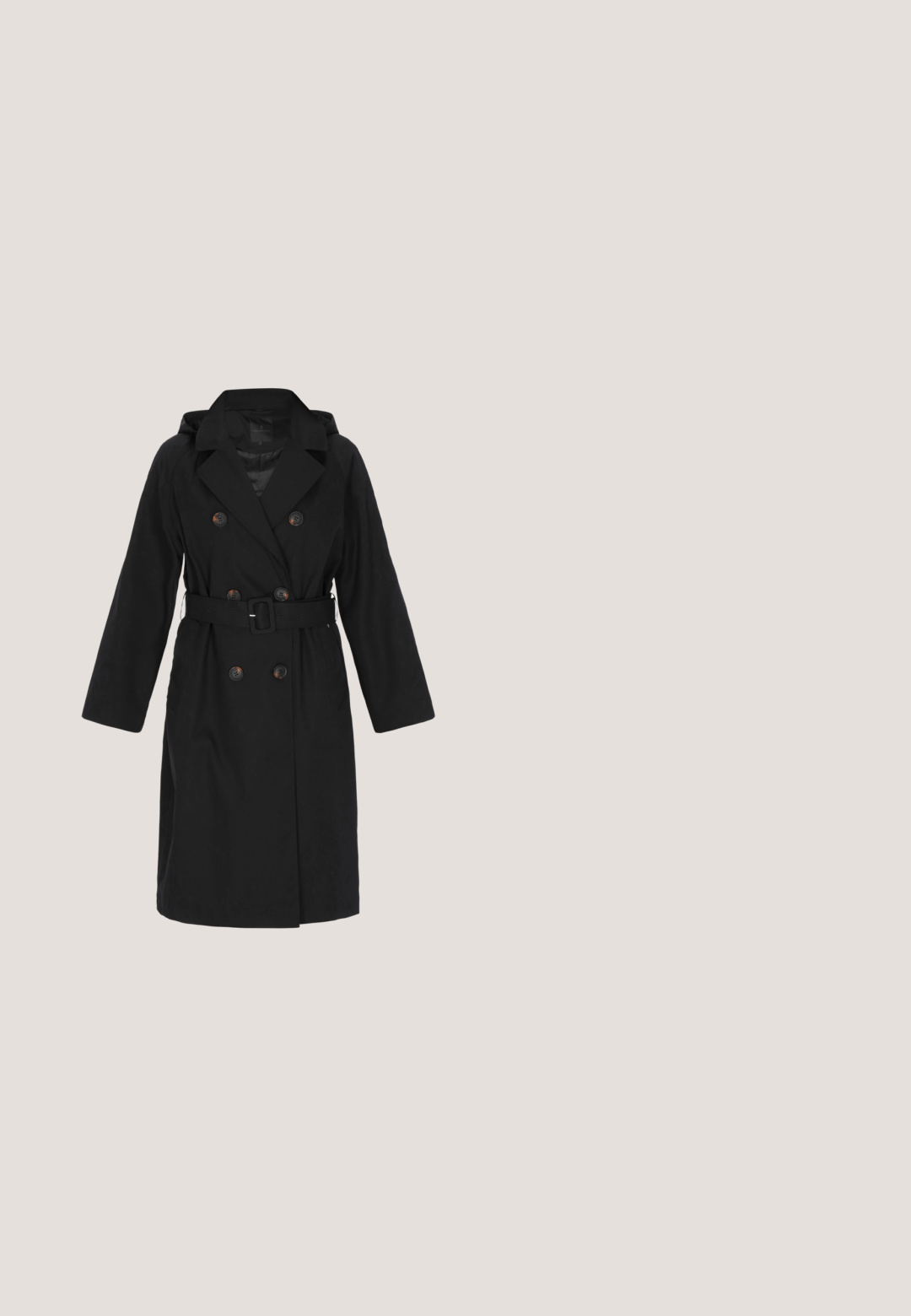 Trench-coat noir avec boutons croisés, taille ceinturée, larges revers et manches longues. Texture lisse et longueur jusqu'aux genoux.; Pull à rayures noir et crème avec des manches courtes, un col rond et une texture lisse. Présente de larges rayures horizontales en détail de motif.; Pantalon noir en tissu tissé, avec une coupe droite, un devant plat et des bas de jambes avec revers pour un look épuré.; Mocassin en cuir noir brillant avec un petit talon et un détail de bride sur le dessus, présenté en profil latéral sur fond blanc.; Sac à main Liu Jo en cuir noir avec doubles poignées, accents en métal doré et un pompon sur le côté.; Paire de boucles d'oreilles en émail bleu en forme de fleurs avec des centres dorés et de petites feuilles vertes sur un fond blanc.