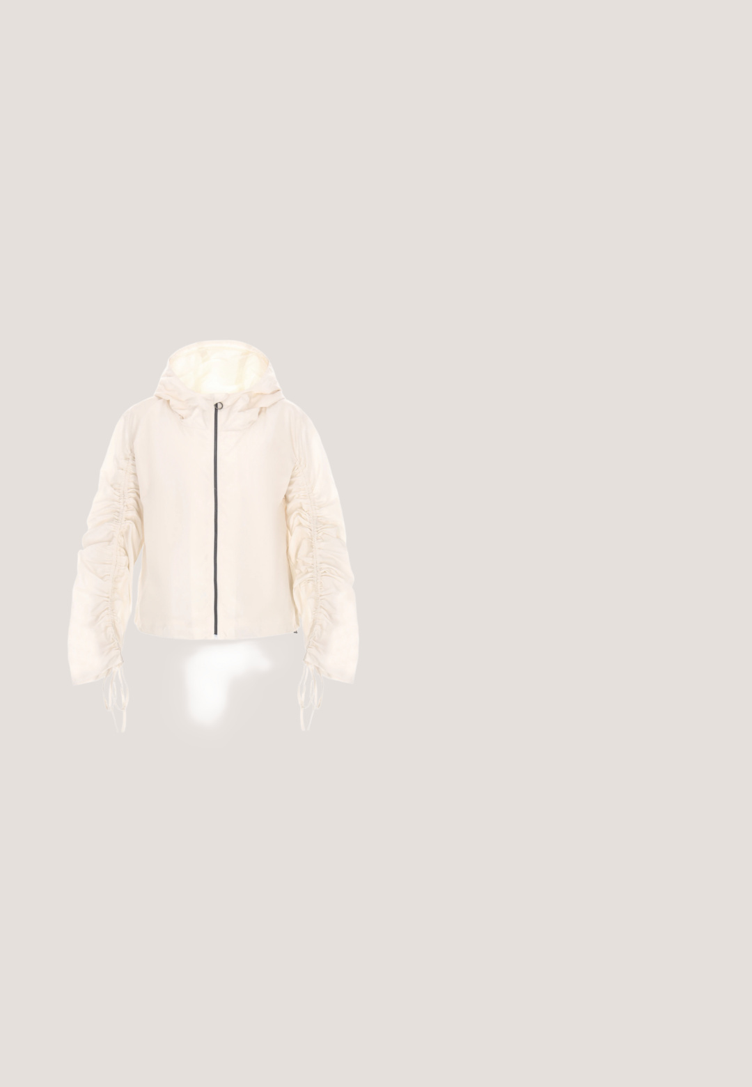 Licht beige gewatteerde jas met een capuchon en een rits aan de voorkant. Heeft geplooide details aan de mouwen en verstelbare koordjes bij de manchetten. Gemaakt van glad, lichtgewicht stof.; Zwart geribd cropped top met korte mouwen, een ronde halslijn en een klein Tommy Jeans-logo centraal aan de voorkant.; Lichtgrijze denim jeans met een recht gesneden ontwerp, vijf zakken, rits aan de voorkant en een klassieke tailleband. Eenvoudige stikdetails.; Witte sneaker met een textuurdesign, voorzien van een gumrubberen buitenzool, veters en zwarte accenten. Gouden details nabij de zool.; Kleine handtas met witte en beige panelen, driehoekig metalen logo in het midden, een korte schouderriem en een afneembare polsriem met pareldetail.; Gouden kettingarmband met een hartvormige hanger voorzien van rhinestones en een logo, naast een driehoekig label. Verstelbare sluiting voor de juiste pasvorm.