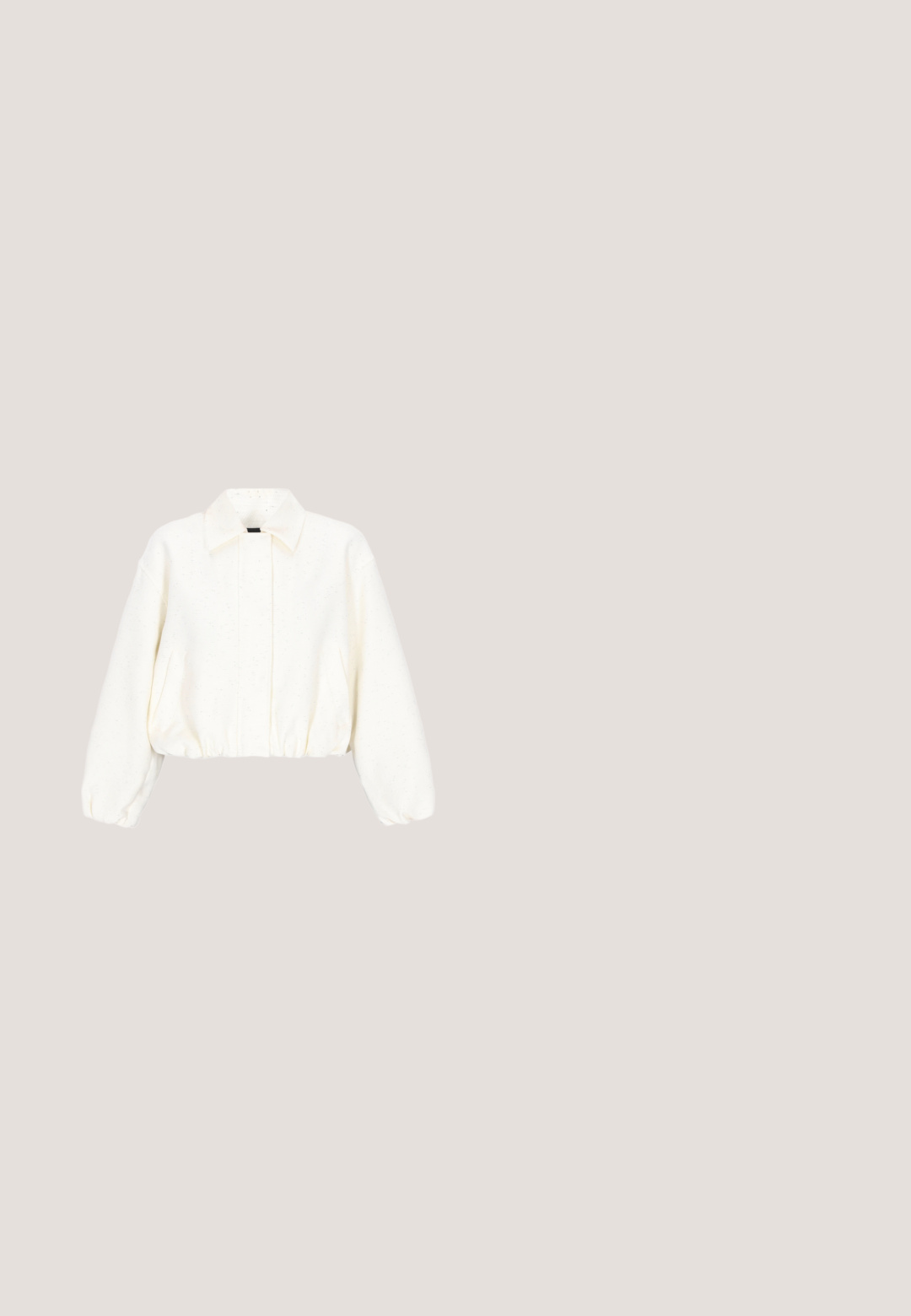 Veste blanche courte avec manches longues bouffantes, col pointu, fermeture avant cachée et ourlet et poignets élastiqués.; Chemise à manches longues jaune clair en coton, avec un devant à boutons, un col et une poche à la poitrine gauche. Texture lisse, coupe standard.; Pantalon beige à jambes droites avec plis marqués à l'avant, ceinture et fermeture avant dissimulée, présenté à plat sur fond blanc.; Sandale beige à bout ouvert avec un talon aiguille de hauteur moyenne, bride de cheville et fermeture à boucle dorée.; Sac hobo en daim beige avec bandoulière réglable et fermeture à cordon, accompagné d'une petite pochette en cuir assortie avec fermeture éclair.; Bague en métal doré avec un design ouvert. Présente des lignes lisses et courbées avec des accents torsadés. Fini poli avec une surface réfléchissante.