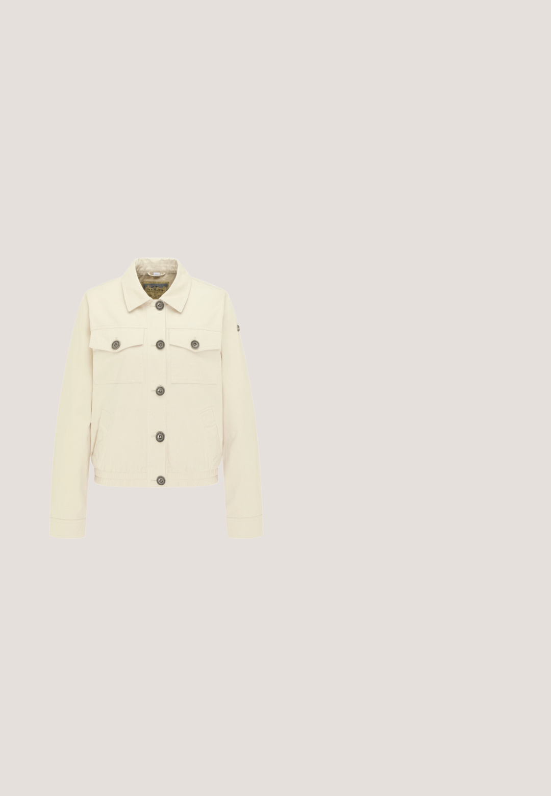 Beige blousejack met kraag, twee borstklepzakken met knopen en een elastische tailleband, getoond op een witte achtergrond.; Beige trui gemaakt van zachte stof, met lange mouwen, een ronde halslijn en een asymmetrische knoopsluiting aan de voorkant.; Strepen tanktop in crèmekleur met lichtgrijze horizontale strepen. Heeft verstelbare banden, een ronde halslijn en zachte, rekbare stof.; Beige linnen broek met een trekkoord in de taille, twee zijzakken en een losse, rechte pasvorm. Glad textuur met minimale afwerking.; Beige suède sneaker met een afgeronde neus, witte stikaccenten, platte veters en een lichtgekleurde hiel. Lichtgewicht rubberen zool.; Crèmekleurige gestructureerde handtas met dubbele handvatten, een gestreepte afneembare schouderriem en een bruine teddybeer sleutelhangeraccessoire.
