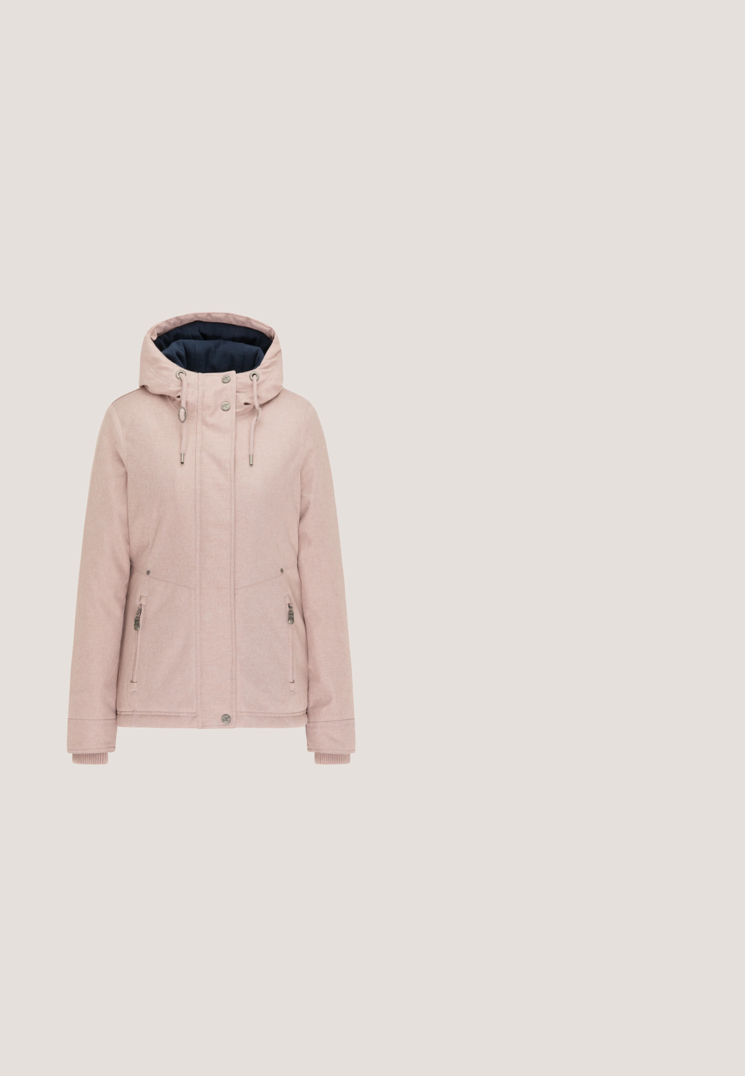 Veste à capuche rose clair avec fermeture éclair frontale, boutons-pression, cordons, deux poches zippées et poignets côtelés, présentée sur fond blanc.; Pull en col roulé tricoté en doux pêche avec un motif en relief de câble, des manches longues et une étiquette de marque tissée sur l'ourlet.; Chemise blanche à manches longues avec des rayures horizontales rose clair et un col rond, présentée sur un fond blanc uni.; Jean bleu clair taille haute à jambes droites avec poches avant, passants pour ceinture et fermeture par bouton.; Baskets sportives rose clair avec semelle blanche, système de laçage et logo discret sur le côté ainsi que sur la bride de talon.; Sac à main rose clair avec deux poches avant zippées, poignées foncées et une bandoulière noire amovible placée devant.