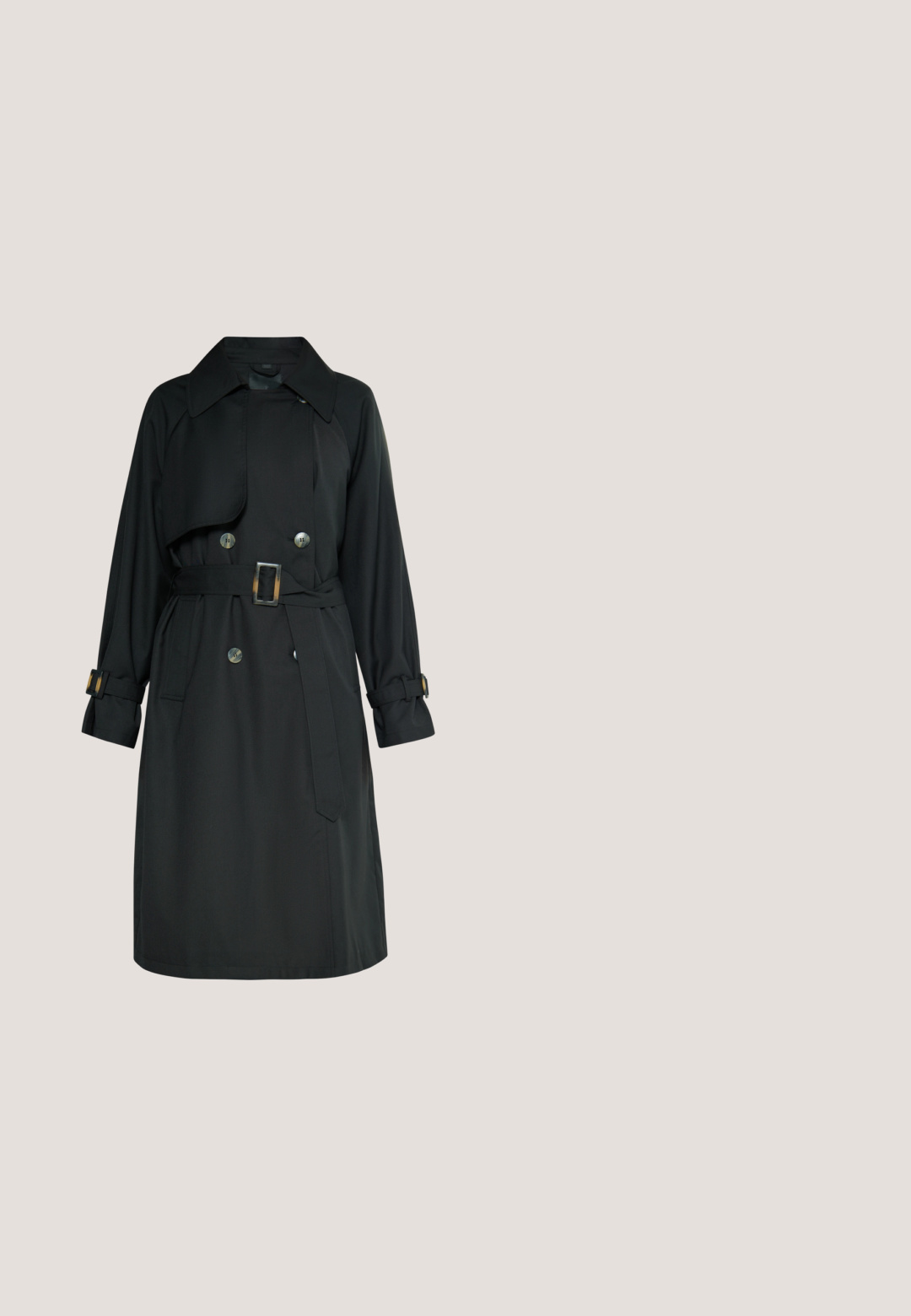 Zwarte dubbelgeknoopte trenchcoat met riem, brede kraag, met knopen gesloten polsbandjes en voorflapdetail, getoond op een witte achtergrond.; Zwarte hoodie met een centrale grafiek van een Japanse stijl illustratie van een figuur te midden van golven en wolken. Koordjes bij de capuchon.; Zwarte katoenen t-shirt met een ronde hals. Bevat witte tekst, waaronder Japanse karakters en "Slurp Away", op de linkerborst.; Zwarte cargokortingen gemaakt van lichtgewicht stof, met een rechte snit, zijzakken en een leren riem in bruin met een zilveren gesp.; Witte chunky sneakers met een bovenwerk van mesh en synthetisch materiaal, een gebogen vorm, een gestructureerde zool en een opvallend vetersysteem met logo-details.; Zwarte schoudertas van textuurstof, met een enkele gewatteerde schouderband, een voorvak met rits en een logo-opdruk aan de onderkant.