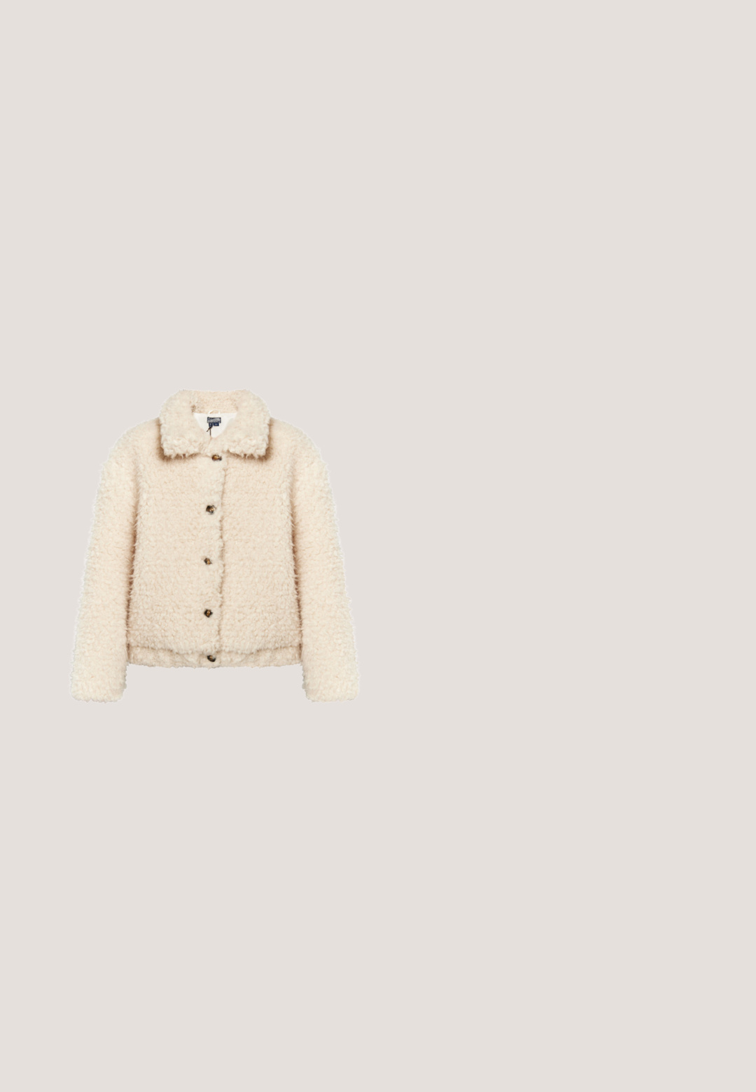Roomkleurige, lange mouwen, knoopsluitende sherpa jas met kraag en een gestructureerde, pluizige stof.; Lichtbeige coltrui gemaakt van ribgebreide stof, met lange mouwen en een getailleerd ontwerp met een subtiele glans.; Beige sweatpants met wijde pijpen, een elastische tailleband en een trekkoord, voorzien van zijzakken en een ontspannen pasvorm.; Beige suède en leren enkellaarsjes met een ronde neus, voorzien van een gestructureerde bovenkant, dikke gevlochten touwveters en een rubberen zool.; Kleine bruine krullende kunstbont-handtas met donkerbruine leren handvatten, een leren riem en een gouden ketting, gelabeld Lancaster Paris.; Gouden open ring met een bloemvormig ontwerp met vier symmetrisch gerangschikte heldere marquise geslepen edelstenen in het midden.