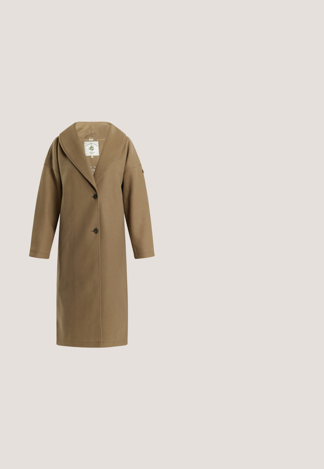 Lang kamelbrun uldfrakke med bred krave, lange ærmer, to forreste knapper og en afslappet pasform.; Lyscreme turtleneck sweater med ribbet tekstur, raglanærmer og tætsiddende kant. Blødt materiale og afslappet silhuet.; Grå bukser med skræddersyet design, der har plisseringer, sidelommer og med lige ben. Glat tekstur og midtalje med normal højde.; Sorte læder ankelstøvler med spids tå og en kraftig firkantet hæl. Glat overflade med et sømløst design og minimalistisk syning.; Beige uldskærf med frynser i enderne og en lille hvid label tæt på den ene kant, vist fladt på en hvid baggrund.; Brun læder tote bag med dobbelte håndtag, overdimensioneret form, glat tekstur og synlige stingdetaljer. Designet til afslappet brug.