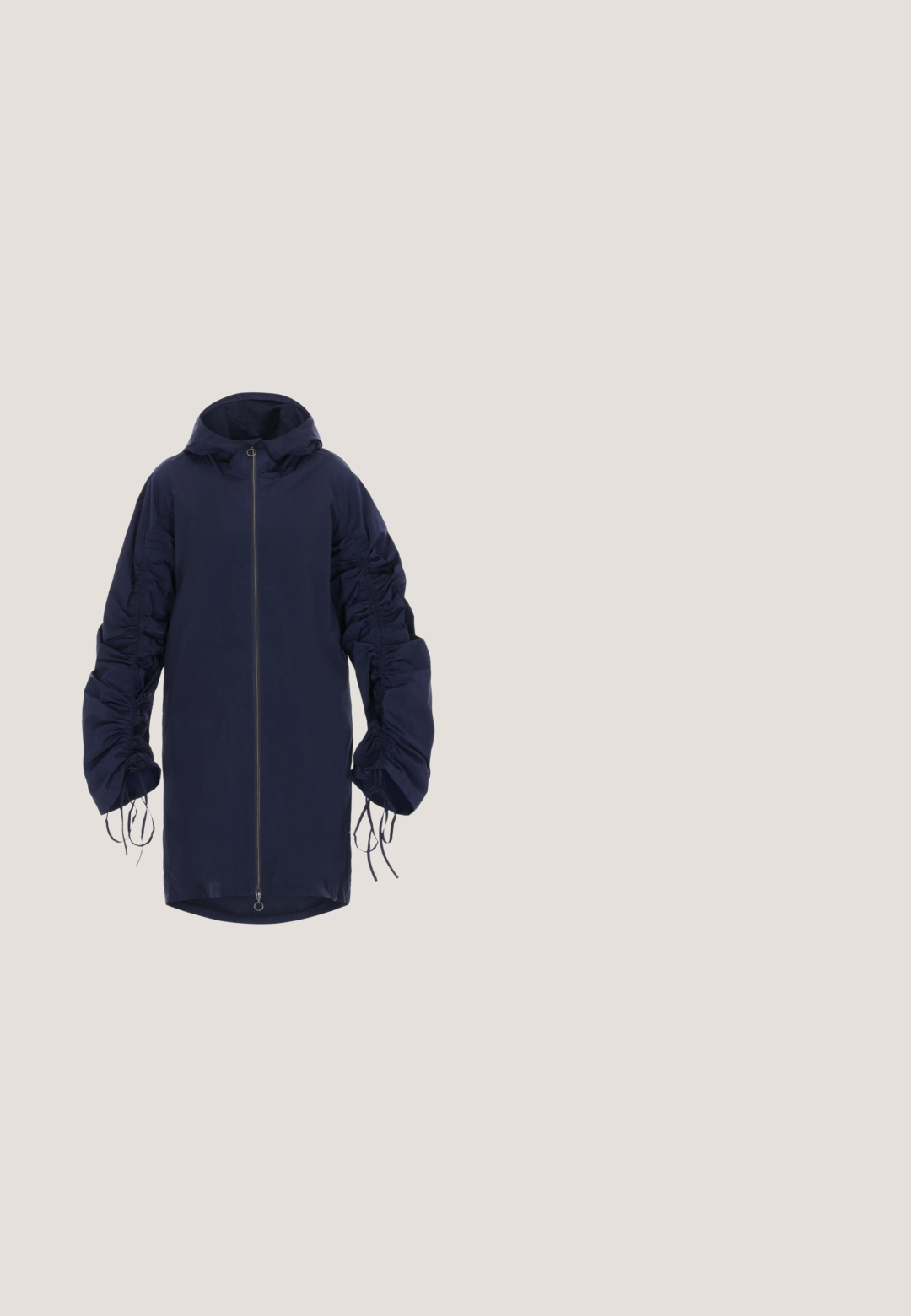 Mørkeblå lang jakke med hætte, fuld lynlås foran og rynkede ærmer med justerbare snore ved manchetterne.; Mørkeblå cropped sweater med rund krave, med en bundet sløjfe-detail ved halsen og lange ærmer. Blød tekstur, enkelt design.; Mørkegrøn ribbet langærmet turtleneck skjorte med lille broderet emblem på venstre bryst, vist på en hvid baggrund.; Marineblå, vide yoga-bukser med høj talje, lavet af strækbart, blødt stof; glat tekstur uden synlige mønstre eller accenter.; Lavprofileret sort og hvid sneaker med gummisål, pink snørebånd, dekorativ sidesyning og hvid hælaccent, vist fra siden.; Mørkeblå sportstaske med hvide piping, to håndtag, justerbar sort skulderrem og sølv lynlås på toppen.