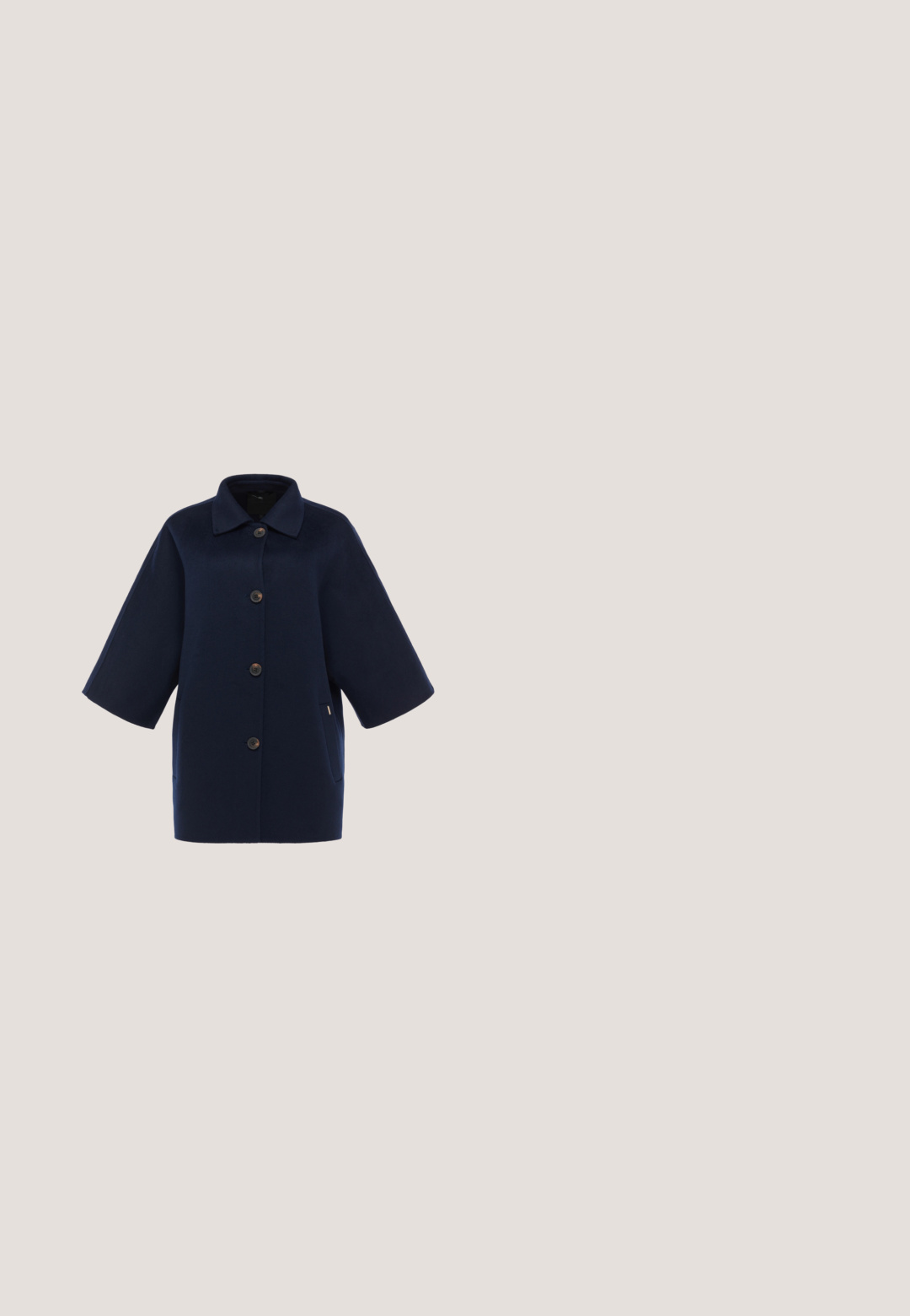 Donker marineblauwe jas met knopen, brede mouwen en zijzakken, met een klassieke kraag en een rechte zoom.; Navyblauw T-shirt met korte mouwen en een ronde halslijn, met een glinsterende textuur en een ontspannen pasvorm. Eenvoudig ontwerp zonder aanvullende accenten.; Navy wijde broek gemaakt van een zachte stof. Heeft een hoge taille en strakke lijnen zonder zichtbare sluitingen of versieringen.; Donkerblauwe suède pump met lage hak, een afgeronde neus en een korte zwarte hak, zijaanzicht tegen een lichte achtergrond.; Donkerblauwe leren handtas met gouden hardware, dubbele handvaten en een afneembare schouderriem. Getextureerd oppervlak met een ritsluiting.; Gouden oorringen met onregelmatige halve maanvormen gevuld met glanzende donkerblauwe emaille, gepresenteerd op een witte achtergrond.