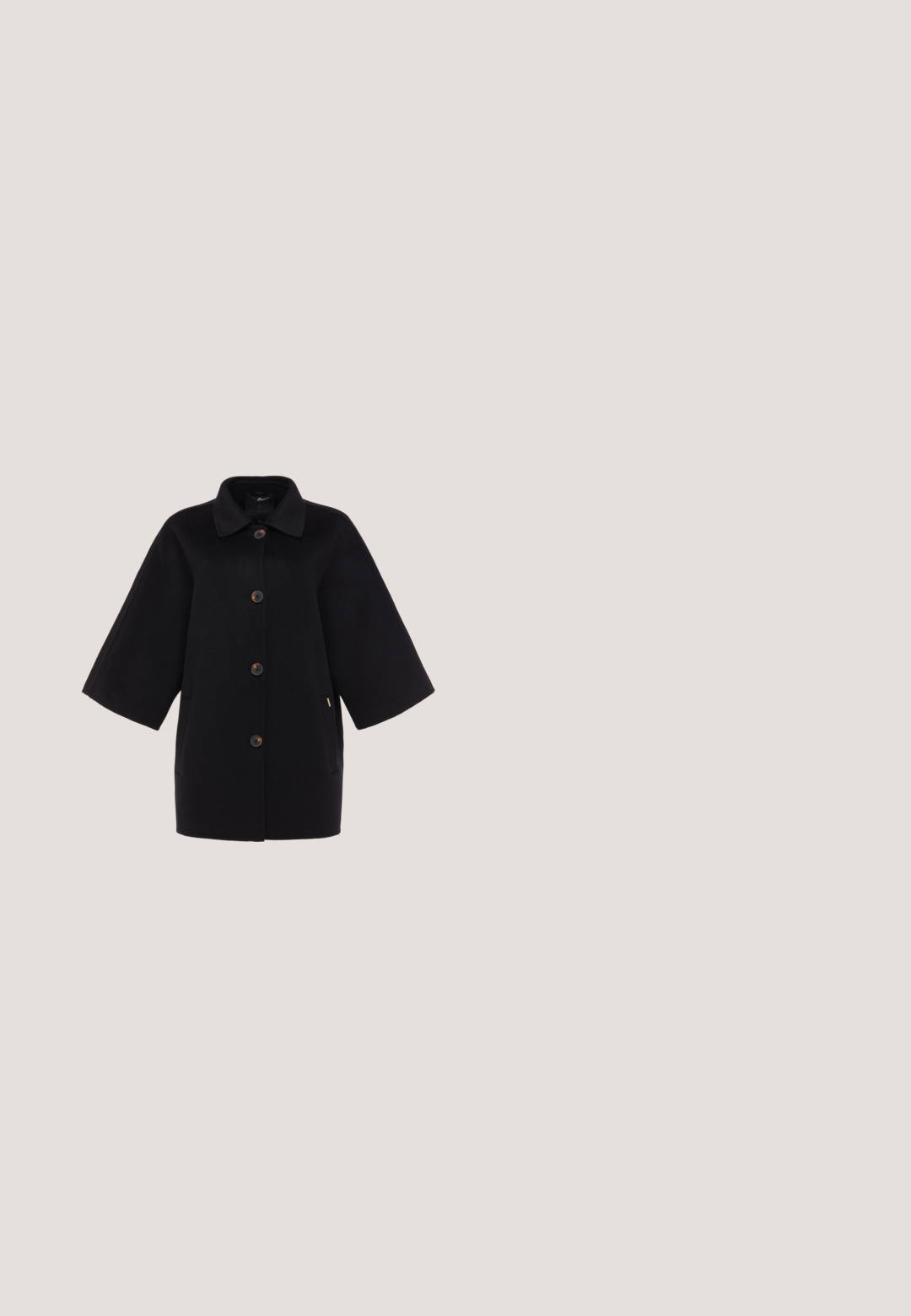 Sort midlængde frakke med brede trekvartærmer, krave, fire knapper foran og sidelommer.; Fransa FRLong - Poloshirts - whisper white mix; Sort knælang nederdel med elastisk talje, der har plisseringer for volumen og en glat tekstur. Enkel, klassisk design uden udsmykninger.; Sort læderstøvle med rund tå, gyldne øjer, snøring fortil og en side rem med spænde. Har en kraftig sål med mønster.; Sort tekstureret læder skuldertaske med sølv hardware og to aftagelige stropper, en kort og en lang.; Guldtonede øreringe med et struktureret skald-lignende design, der har buede, ribbede overflader og en glat, blank finish.