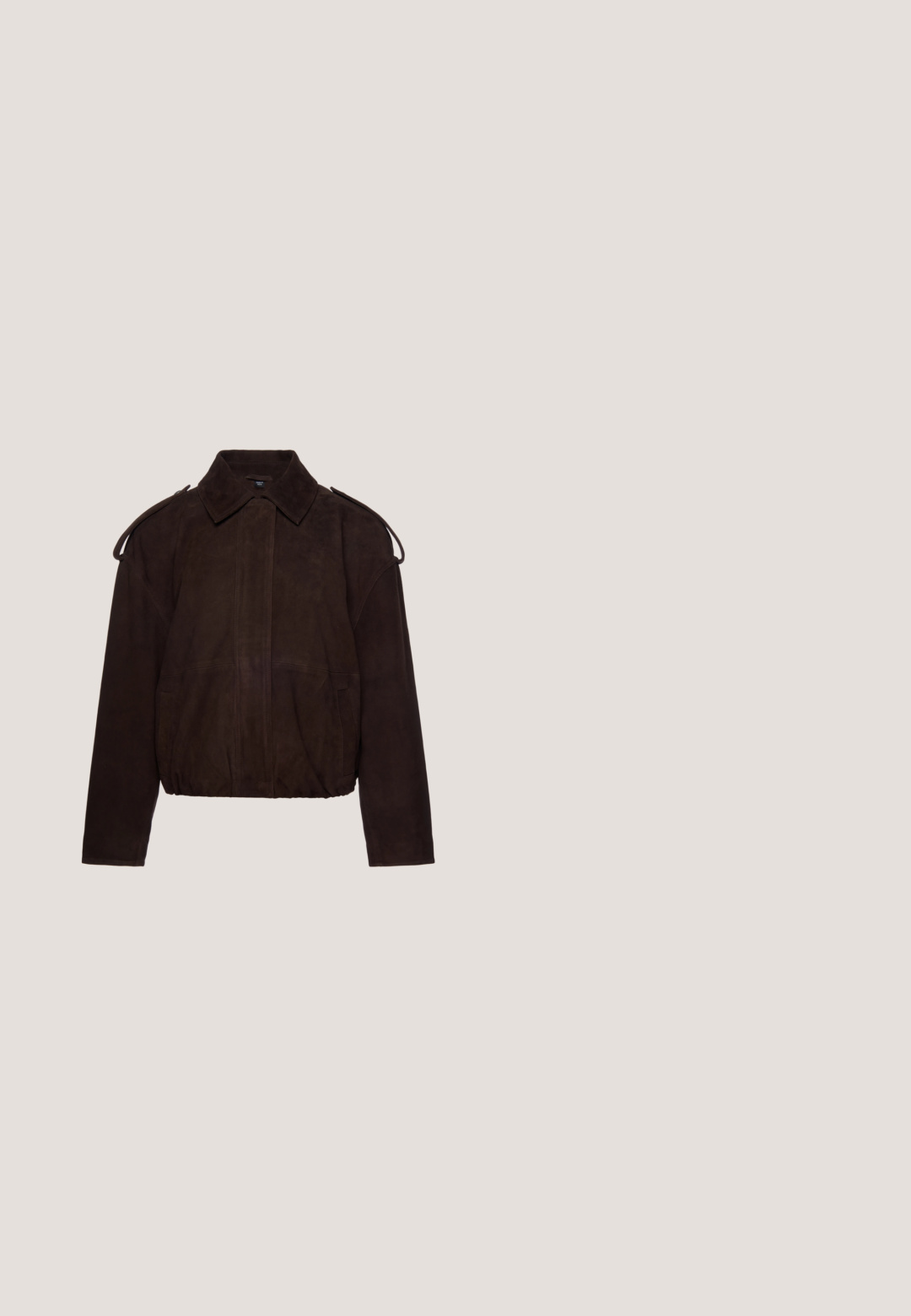 Donkerbruine suède jas met lange mouwen, een puntige kraag, schouderlussen en voorzakken op een witte achtergrond.; Luchtige, bruin bloemige blouse met lange pofmouwen, vierkante halslijn en gerimpelde onderrand. Gemaakt van lichtgewicht, doorschijnende stof met een gestructureerde afwerking.; Bruine suède cowboylaars met een puntige neus, schacht van gemiddelde hoogte, decoratieve stiksels langs de zijkanten en een gestapeld houten hak.; Ronde bril met dunne gouden metalen pootjes en bruin tortoise-stijl montuur, gepresenteerd tegen een effen witte achtergrond.; Bruine suède crossbody emmertas met verstelbare band en decoratieve gestrikte aantrekkoordsluiting aan de voorkant.; Kralenenketting met donkerbruine kralen, aangevuld met kleurrijke halfedelstenen in roze, groen, geel en lavendel. Sluiting in goudkleur.