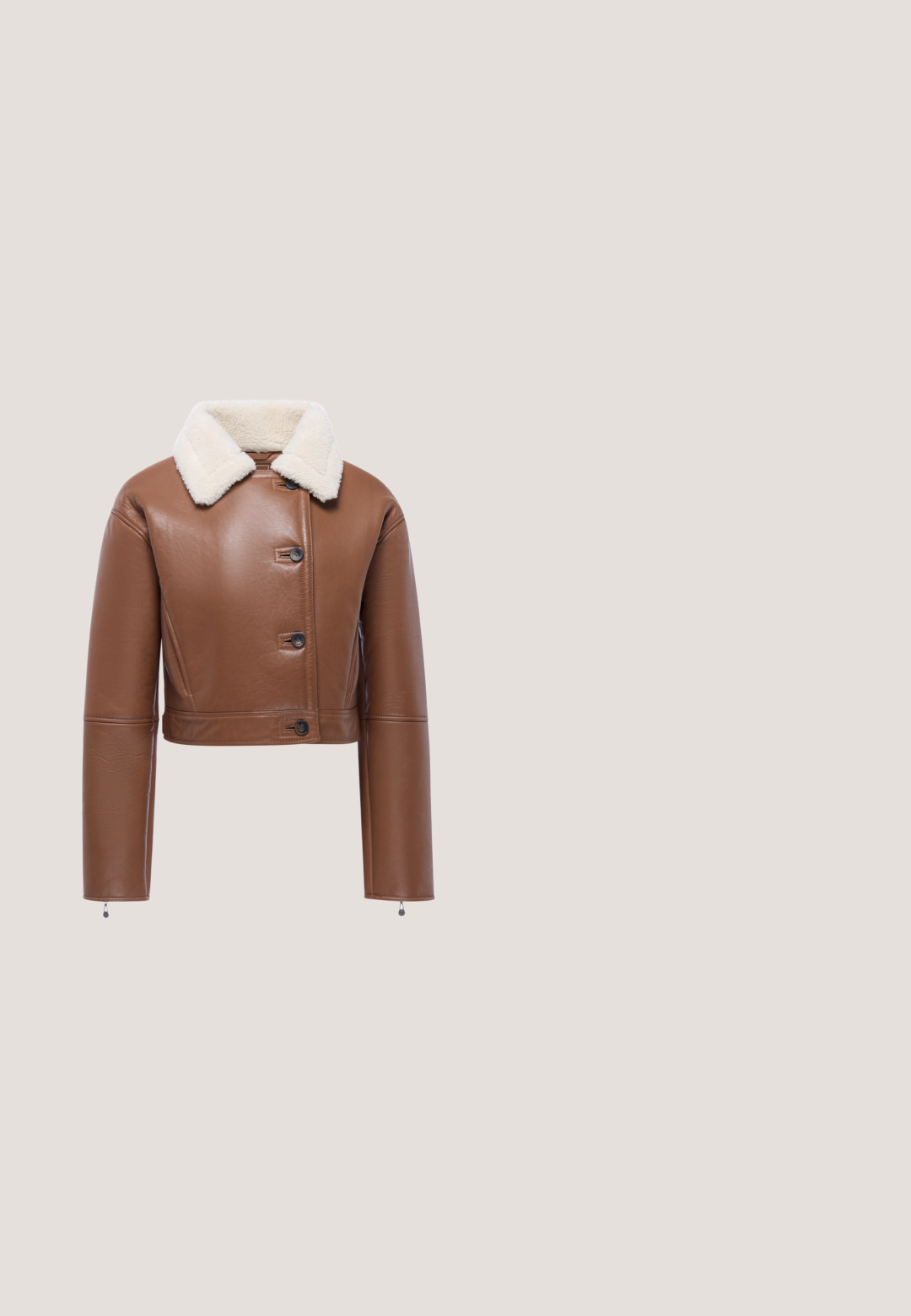 Veste en cuir marron avec un col en shearling blanc, fermeture par boutons et manches longues avec poignets zippés, présentée sur fond blanc.; Pull à manches courtes, col rond en beige clair avec une finition texturée et scintillante, ainsi que des poignets et un ourlet côtelés. Présente un détail de logo.; Jeans largement droits bleu clair avec une taille haute, en denim. Comprend des passants de ceinture, des poches avant et une fermeture à bouton avec un zip.; Bottes en suède marron à hauteur de genou avec une texture lisse, présentant des coutures latérales et une semelle en caoutchouc pour une bonne traction.; Guess Sac à main - braun; Bracelet en chaîne dorée avec deux breloques papillon incrustées de cristaux et une breloque ronde gravée d'un logo.