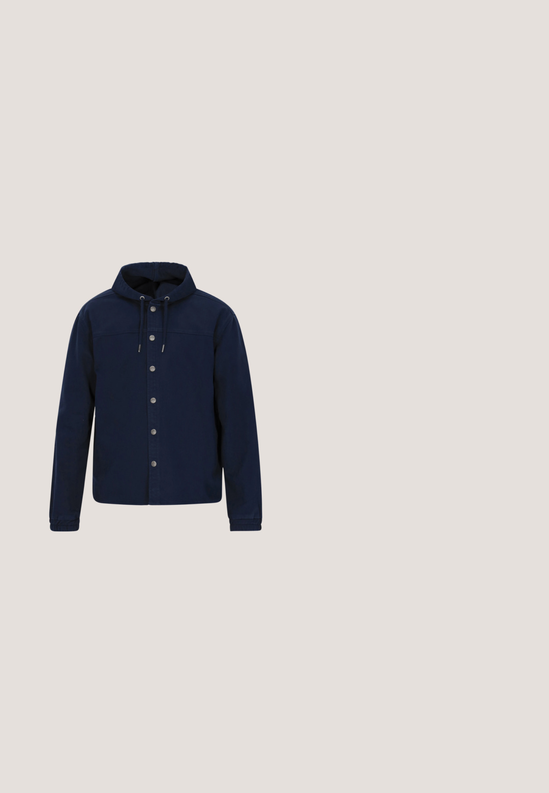 Dunkelblaues Jacket mit Kapuze, vorderen Druckknöpfen, Kordelzug am Hals und elastischen Bündchen. Glatte Stoffoberfläche und lockere Passform.; Marineblauer Zip-up-Hoodie aus weichem Stoff, mit Fronttasche, Kordelzügen und gerippten Bündchen. Dezentes Logodetail auf der Brust.; Marineblauer Pullover mit Polokragen, langen Ärmeln und gerippten Bündchen. Hergestellt aus glattem, gestricktem Stoff ohne Muster oder metallische Akzente.; Navyblaue gerade geschnittene Hose mit Knopf und Reißverschluss vorne, Gürtelschlaufen und seitlichen Taschen, vor einem weißen Hintergrund präsentiert.; Braune Leder-Stiefeletten mit runder Zehenform, Schnürdesign, gepolsterter Ferse und Gummisohle mit strukturiertem Profil.; Schwarzer Ledergürtel mit mattgrauer Metallschnalle. Verfügt über eine glatte Textur und eine einzelne Naht am Riemen.