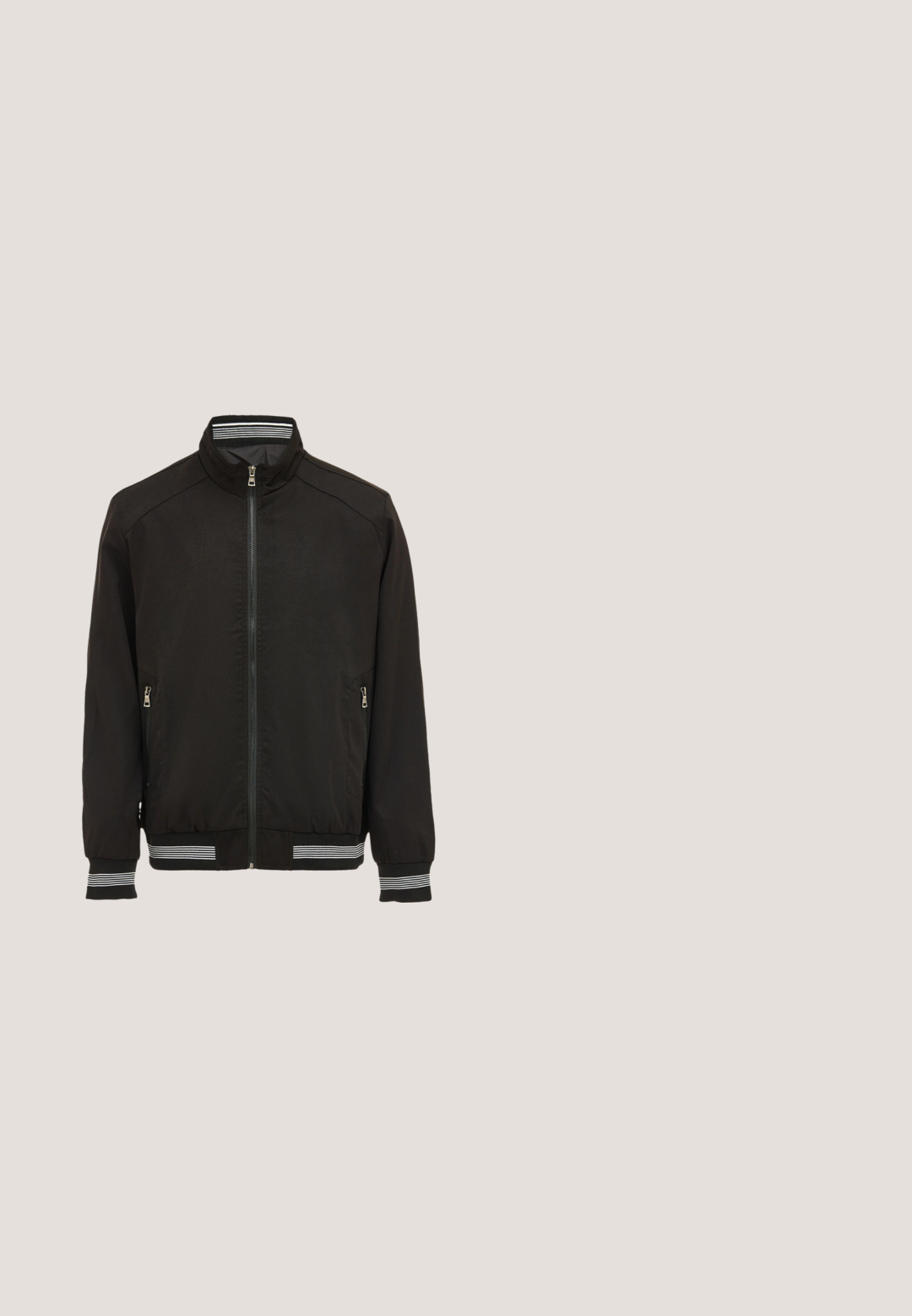 Schwarze Jacke mit hohem Kragen, durchgehendem Reißverschluss, zwei Seitentaschen, gestreiften Akzenten am Kragen und an den Manschetten sowie einer glatten Stofftextur.; Schwarzes T-Shirt mit Grafik einer Person, die einen orangefarbenen Hut und eine lila Maske trägt. Mit orangefarbenen Kordeln und Logoelementen.; Helle blaue Jeansshorts mit einem strukturierten Muster aus sich überlappenden Kreisen. Verfügt über fünf Taschen und einen klassischen Knopf- und Reißverschluss.; Schwarze Lederkampfstiefel mit hohem Knöchel, runder Zehenpartie, Schnürung vorne und robustem Gummisohle mit tiefem Profil für besseren Grip.; Aviator-Sonnenbrille mit einem glänzenden schwarzen Kunststoffrahmen und grauen getönten Gläsern, die goldfarbene Akzente an den Scharnieren aufweisen.; Schwarze Nylon-Crossbody-Tasche mit verstellbarem Kordelriemen, Vordertasche mit Reißverschluss und fluoreszierendem Logo-Patch auf einem Lederakzent.