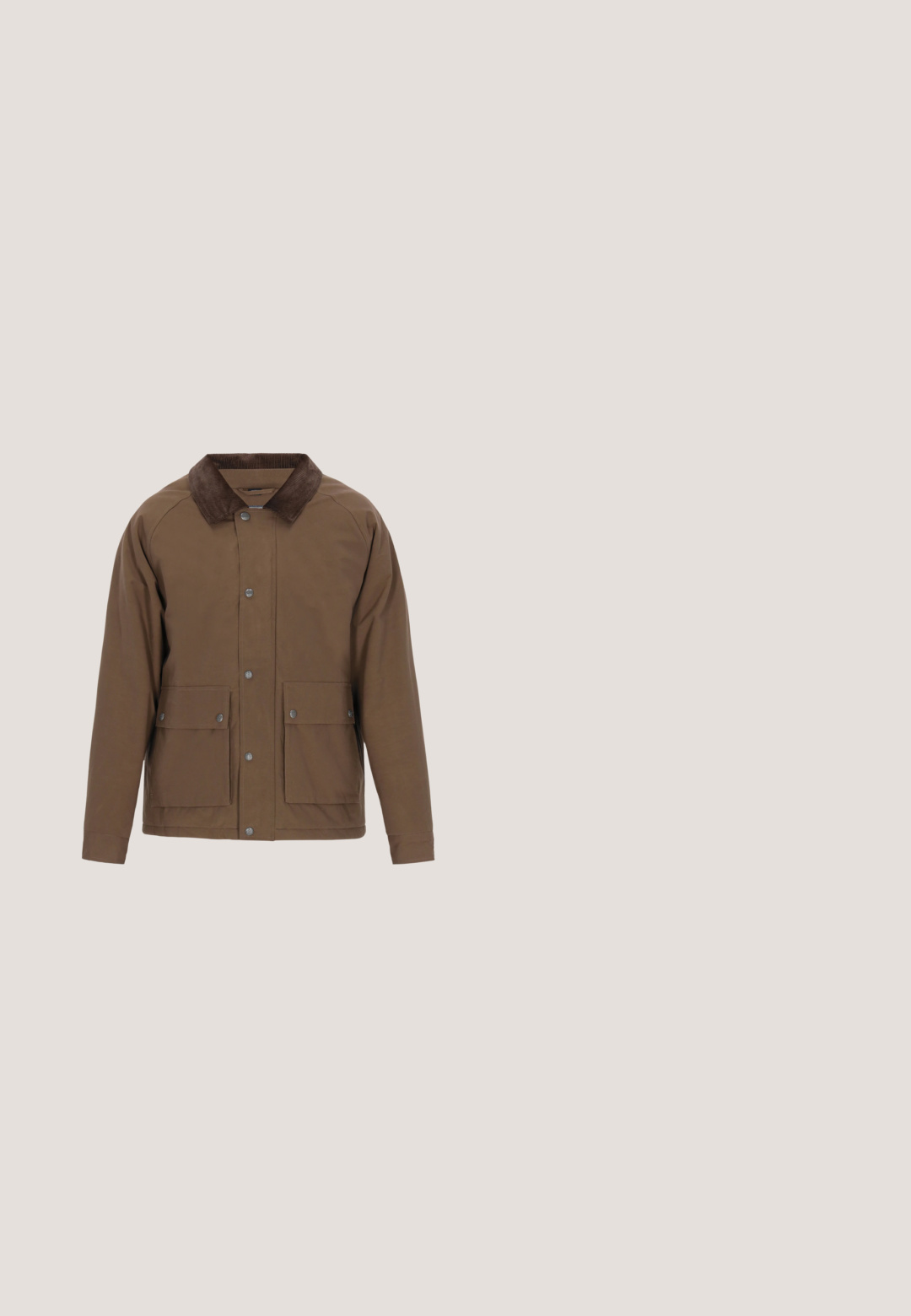 Chaqueta marrón con cuello de pana, cierre de botones en la parte delantera y dos grandes bolsillos de solapa con botones a presión en la parte frontal.; Suéter beige claro hecho de una suave tela de punto, con un escote redondo y mangas largas, y con puños y dobladillo acanalados.; Camiseta de manga corta beige hecha de suave tela de algodón. Cuenta con cuello redondo y un ajuste estándar, sin patrones ni gráficos.; Pantalones marrones de pierna recta con cintura elástica y bragueta frontal, hechos de tela suave.; Botines de ante marrón con punta redondeada, costuras mínimas y suela de goma gruesa y texturizada. Presenta un diseño de cordones y una pestaña en el talón.; Bolsa tote beige y marrón con asas largas y cierre de cremallera, que presenta un pequeño logo de calavera y huesos cruzados en el centro delantero.