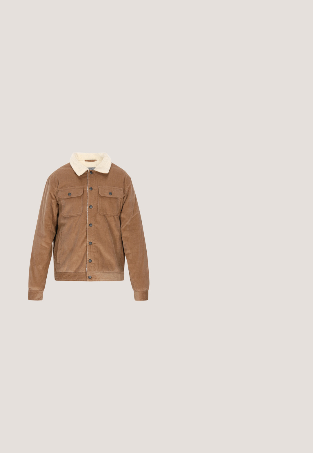 Bruine corduroy jas met een crèmekleurige schapenvachtkraag, frontale knoopsluiting en twee borstzakken met klep, in een ontspannen pasvorm.; Lichtbeige pullovertrui met een halve ritssluiting, gebreide textuur en een subtiel gemêleerd patroon. Heeft een klein bruin logo-label aan de zoom.; Bruin en wit geruit flanellen shirt met een kraag, lange mouwen en een knoopsluiting aan de voorkant. Bevat een zakje op de borst.; Olijfgroene flared jeans van katoen met een soepele textuur; voorzien van vijf zakken, een knoopsluiting en subtiele stikdetails.; Donkerbruine leren veterschoenen voor heren tot boven de enkel met een ronde neus, een trekriem bij de hak en een profielzool, gezien vanaf de rechterzijde.; Rechthoekige bruine leren toilettas met voorvak met rits en zijhandvat, weergegeven op een witte achtergrond.