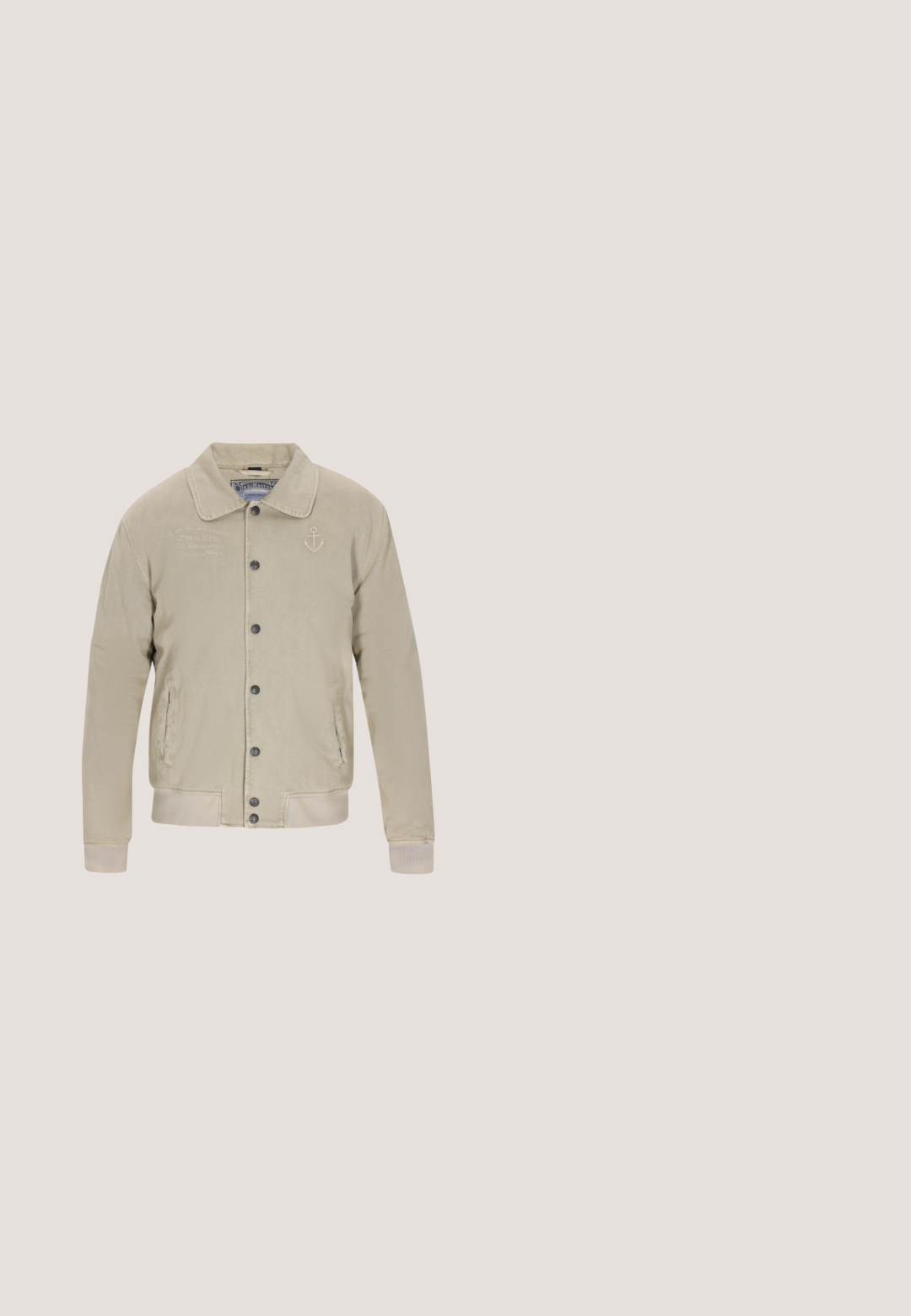 Beige Cordjacke mit Kragen, Knopfleiste vorne, seitlichen Taschen und einem Ankeremblem auf der Brust. Gerippte Bündchen und Saum.; Brauner V-Ausschnitt-Pullover aus weichem Material, mit langen Ärmeln und gerippten Bündchen. Besticktes Logo auf der Brust.; Beiges Langarmhemd mit durchgängigem Knopfleiste, Kragen und zwei Brusttaschen, dargestellt vor weißem Hintergrund.; Blau ausgewaschene Slim-Fit-Jeans mit fünf Taschen und Knopf- und Reißverschluss auf einfarbigem Hintergrund.; Braune Wildleder-Stiefelette mit elastischen Seiteneinsätzen, Anziehschlaufen und Gummisohle. Glatte Textur und abgerundete Zehenform.; Braune Lederaktentasche mit zwei oberen Griffen und einem abnehmbaren Schultergurt. Verfügt über eine strukturierte Oberfläche und Fronttaschen zur Aufbewahrung.