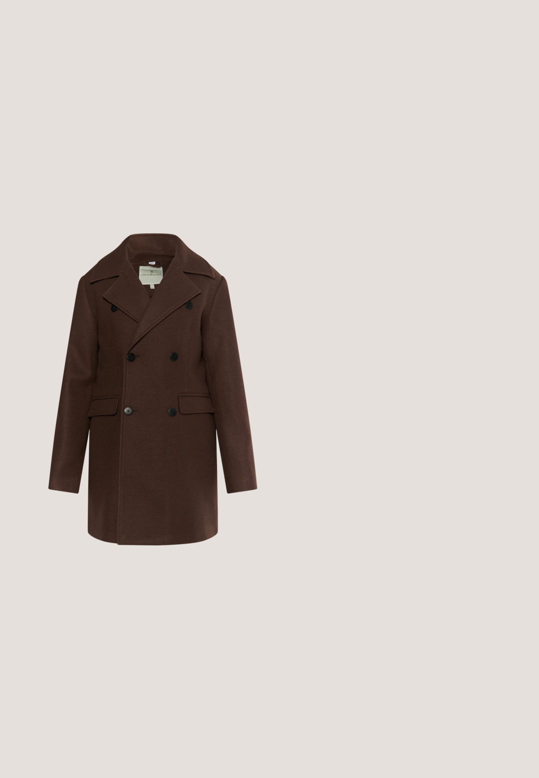 Mørkebrun uld dobbeltbrystet frakke med brede revers, seks sorte knapper og to klaplommer foran mod hvid baggrund.; Mørkebrun langærmet sweater med ribstrikket krave, manchetter og kant, med en halv lynlås foran ved halsen.; Mørkebrun langærmet skjorte med knapper og spids krave med hvide knapper foran, vist på hvid baggrund.; Mørkebrune bukser med lige ben, bæltestropper, knaplukning og to frontlommer med plissering.; Brune læder Chelsea støvler med elastiske sidelapper, brogue-detaljer langs tåen og en tekstureret gummisål med en træhæl.; Mørkebrun læder toilettaske med struktureret finish, lynlåslukning og en sidehåndtag for nem transport. Kompakt rektangulær form.