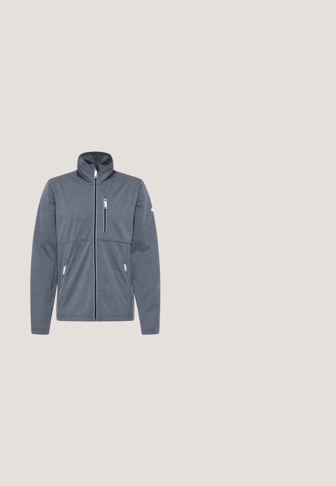 Herren Langarm graue Reißverschlussjacke mit hohem Kragen, drei Reißverschlusstaschen und kleinem weißem Logo am linken Ärmel.; Dunkelblaues T-Shirt mit kurzen Ärmeln aus weichem Stoff. Mit Rundhalsausschnitt und glatter Textur, mit minimaler Ausstattung.; Marineblaue, leichte Hose mit glatter Textur, zwei Fronttaschen, einer seitlichen Reißverschlusstasche und einem Knopfverschluss an der Taille.; Hüfthohes navyblaues Schuhwerk aus strukturiertem Obermaterial, mit elastischen Schnürsenkeln und einer gesprenkelten weißen Zwischensohle. Verfügt über eine verstärkte Zehen- und Fersenpartie.; Blaue rechteckige Sonnenbrille mit dunklen Gläsern, mattem navy-blauen Rahmen, Logodetail an den Bügeln, geraden Bügeln und einer soliden, glatten Textur.; Aufgerollter dunkelblauer geflochtener Stoffgürtel mit mattschwarzer rechteckiger Schnalle und Leder-Endstück auf weißem Hintergrund.