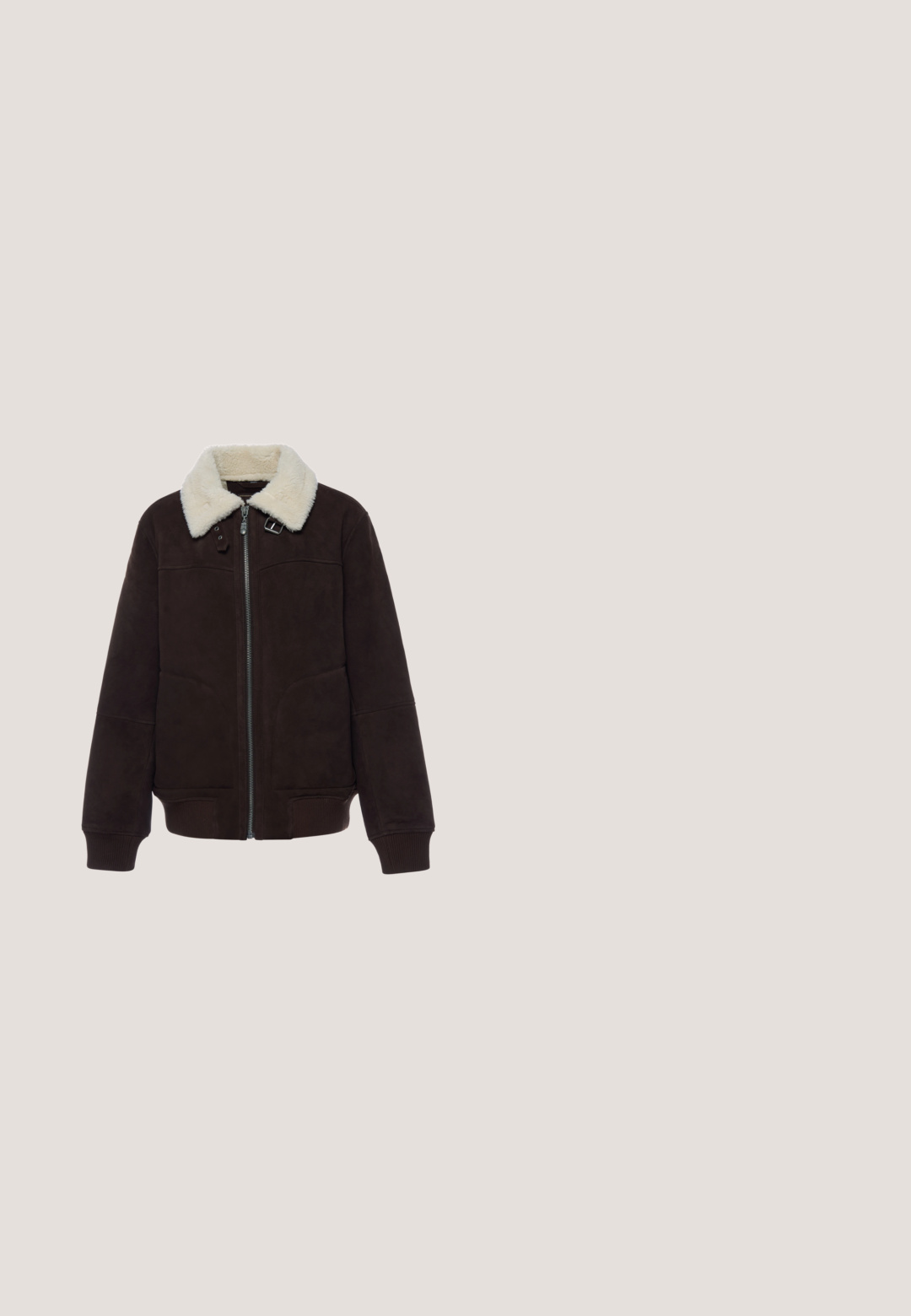 Brun jakke med lynlås foran, ribstrikkede manchetter og kant samt en hvid, fluffy krave med spænde detalje.; Sømløs mørkebrun pullover lavet af blødt strikkemateriale. Har en rund halsudskæring og ribbet kant forneden med en glat tekstur.; Mørkebrun langærmet skjorte med klassisk krave, frontlukning med knapper og afrundet sænkning. Fremstillet af et blødt, struktureret stof.; Retbenede mørkebrune kordbukser med knap og lynlås foran, front- og baglommer, vist på hvid baggrund.; Brun tekstil sko med houndstooth-mønster, læderdetaljer og snørebåndsdesign. Tykk, tekstureret sål giver støtte og stabilitet.; Brun læder toilettaske med rektangulær form, diskret tekstur, lynlås øverst og sidehåndtag. Mærkenavnet præget på forsiden.