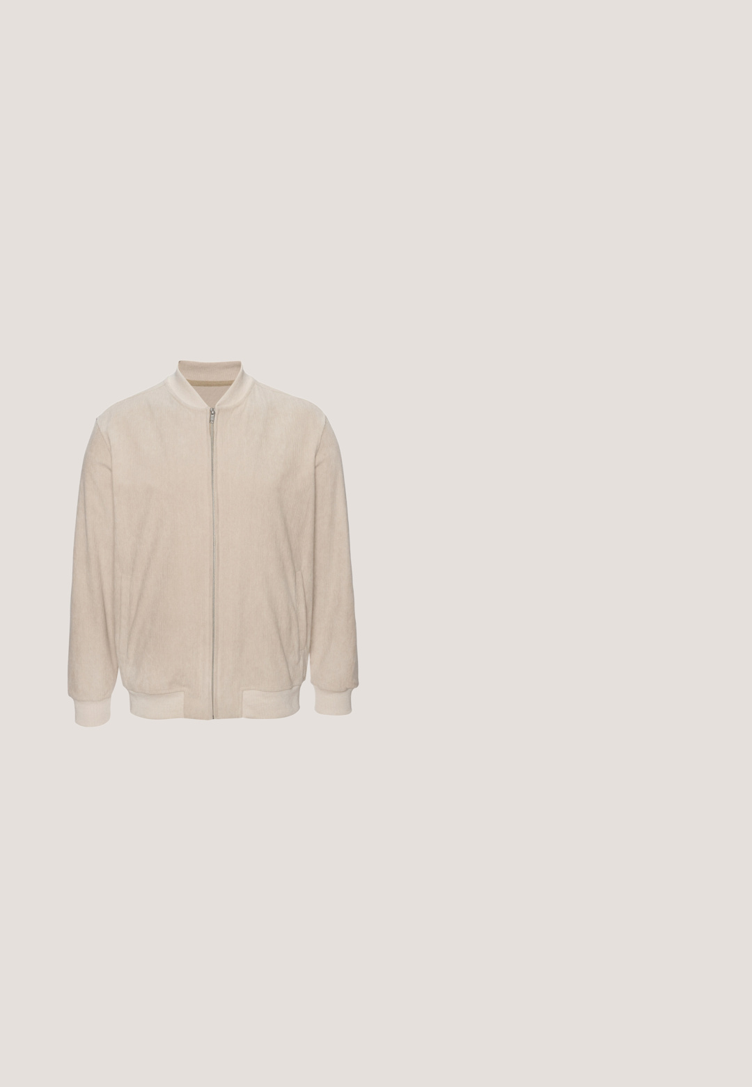 Chaqueta beige de pana con cierre de cremallera, cuello, puños y dobladillo acanalados, con bolsillos laterales y cierre frontal de cremallera liso.; Top sin mangas de color beige claro, hecho de tela acanalada, con escote redondo y una pequeña etiqueta en el dobladillo. Diseño simple y ajustado.; Pantalones cortos beige hasta la rodilla con cintura elástica y cordón delantero, hechos de tela ligera.; Botas desierto de ante marrón con puntera redondeada, costuras mínimas, dos ojetes y una suela de goma marrón clara. Textura suave en general.; Gafas de sol envolventes Gucci con tinte marrón, con una lente continua única y patillas delgadas y translúcidas sobre un fondo blanco.; Bolsa de tocador rectangular de cuero marrón con bolsillo frontal con cremallera y asa lateral sobre fondo blanco.
