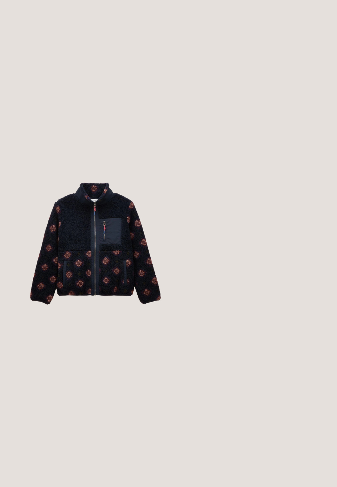 Chaqueta de forro polar azul marino con estampados florales rosas, cremallera completa, cuello alto y bolsillos en el pecho y los laterales con cremallera.; Top azul marino de manga larga con cuello alto fruncido y tres botones dorados en cada puño, mostrado sobre fondo blanco.; Vaqueros de pierna ancha en lavado azul medio. Cuentan con cinco bolsillos, cierre de botón y cremallera, y costuras doblemente reforzadas. Tejido duradero.; Zapatillas de tela texturizada en color navy con diseño de cordones, mediasuela blanca en contraste y suela de goma para agarre y durabilidad.; Bolso de hombro azul marino con correa negra ajustable con logotipo en relieve, cremallera dorada y detalles de colgantes redondos.; DIAMANT L'ÉTERNEL 14 KARAT 585 SAPPHIRE 0 096CT - Pendientes - yellow