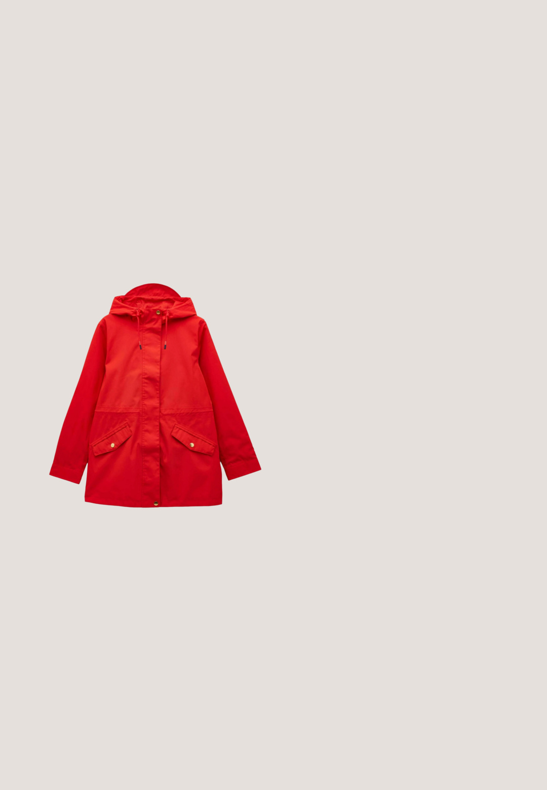 Rode regenjas met capuchon, voor geopend met knopen, trekkoorden aan de capuchon en twee voorzakken met kleppen en knopen.; Zwart-wit cropped hoodie met een voorrits, capuchon en contrasterende zijpanelen. Beschikt over zilverkleurige hardware en ribgebreide manchetten en zoom.; Zwarte polo met zachte stof, knopenlijst en korte mouwen. Een klein logo is geplaatst op de linkerborst en de zoom is gegolfd.; Donkerblauwe denim jeans met een getailleerd ontwerp, voorzien van gouden stiksels en een klein zwart label op de achterzak.; Witte sneaker met gouden accenten en veterontwerp zwevend boven houten tegels buiten, nabij groen en een betonnen muur.; Zwarte leren handtas met gebogen handvat, gouden logo aan de voorkant en afneembare marineblauwe riem met merknaam tekst.