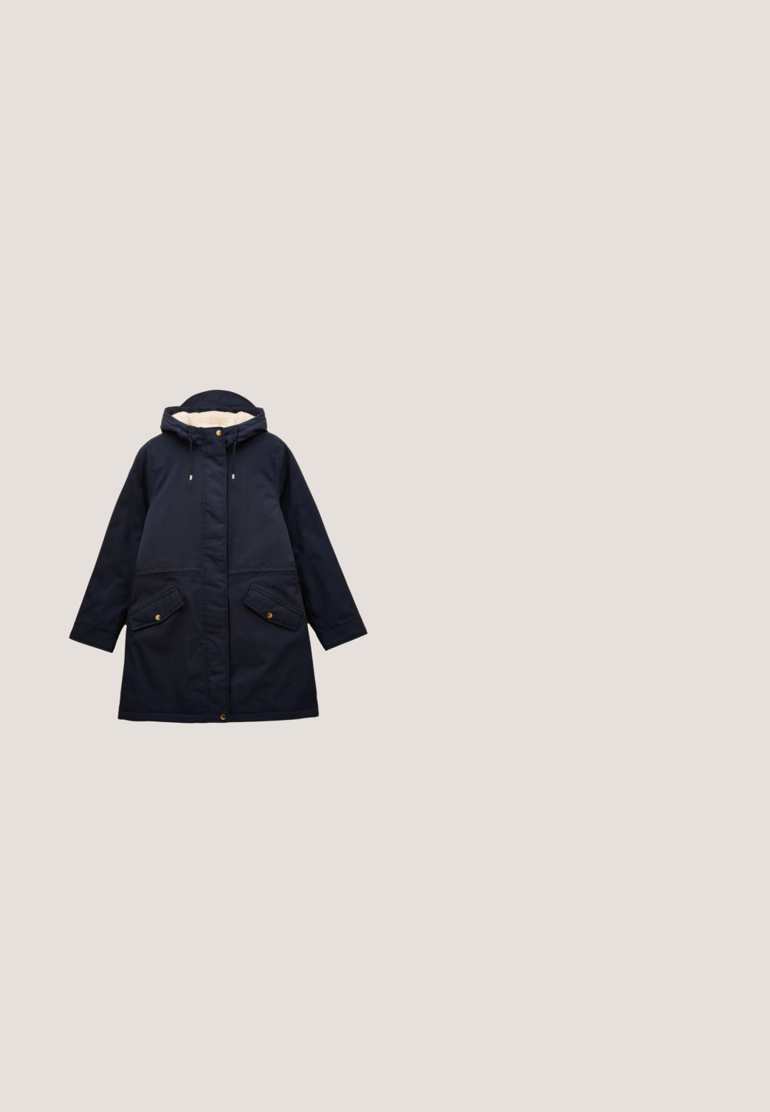 Marineblaue Parka mit Kapuze, Kunstpelzfutter, Kordelzug-Details, vorderen Druckknöpfen und zwei schrägen Klappentaschen mit goldfarbenen Druckknöpfen.; Navy Zip-Hoodie mit weißen Kordeln, Fronttaschen und gerippten Bündchen. Weicher Stoff mit glatter Textur, der ein lässiges Design aufweist.; Marineblaues T-Shirt mit kurzen Ärmeln und Rundhalsausschnitt, mit einem kleinen weißen Etikett in der Innenseite des Kragens.; Marineblaue weite Hosen aus weichem Stoff, mit einem elastischen Bund und Kordelzug sowie kleinen metallischen Akzenten. Keine Taschen.; Marineblaue Slip-On-Sneaker mit einem strukturierten Strick-Obermaterial, einer weißen Sohle und minimalen Details. Verfügt über eine Schlaufe für einfaches Anziehen.; Marineblaue rechteckige Tragetasche mit zwei Griffen und einer vorderen Reißverschlusstasche, gebrandet mit einem kleinen silbernen Logo.