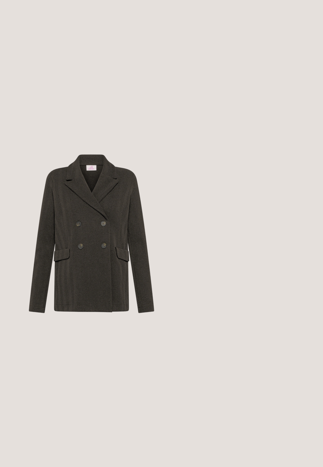Donkergrijze dubbelgeknoopte blazer met visgraatmotief, ingesneden revers, twee klepzakken en vier knopen aan de voorkant.; Bruine gestructureerde gebreide cardigan met ronde halslijn en zes knopen aan de voorkant, lange mouwen en ribgebreide manchetten.; Donkerbruine ribgebreide coltrui met lange mouwen en een aansluitende silhouet op een effen lichte achtergrond.; Bruine corduroy rechte pijpenbroek met zijzakken, riemlussen en knoopsluiting op een witte achtergrond.; Donkerbruine leren brogue schoen met geperforeerde details en dikke zwarte profielzool, zijkant gezien op een witte achtergrond.; Schoudertas met een donkerbruine leren klep, een lichtere stoflichaam in groen, rood en geel, gouden gesp en een verstelbare bruine schouderriem.