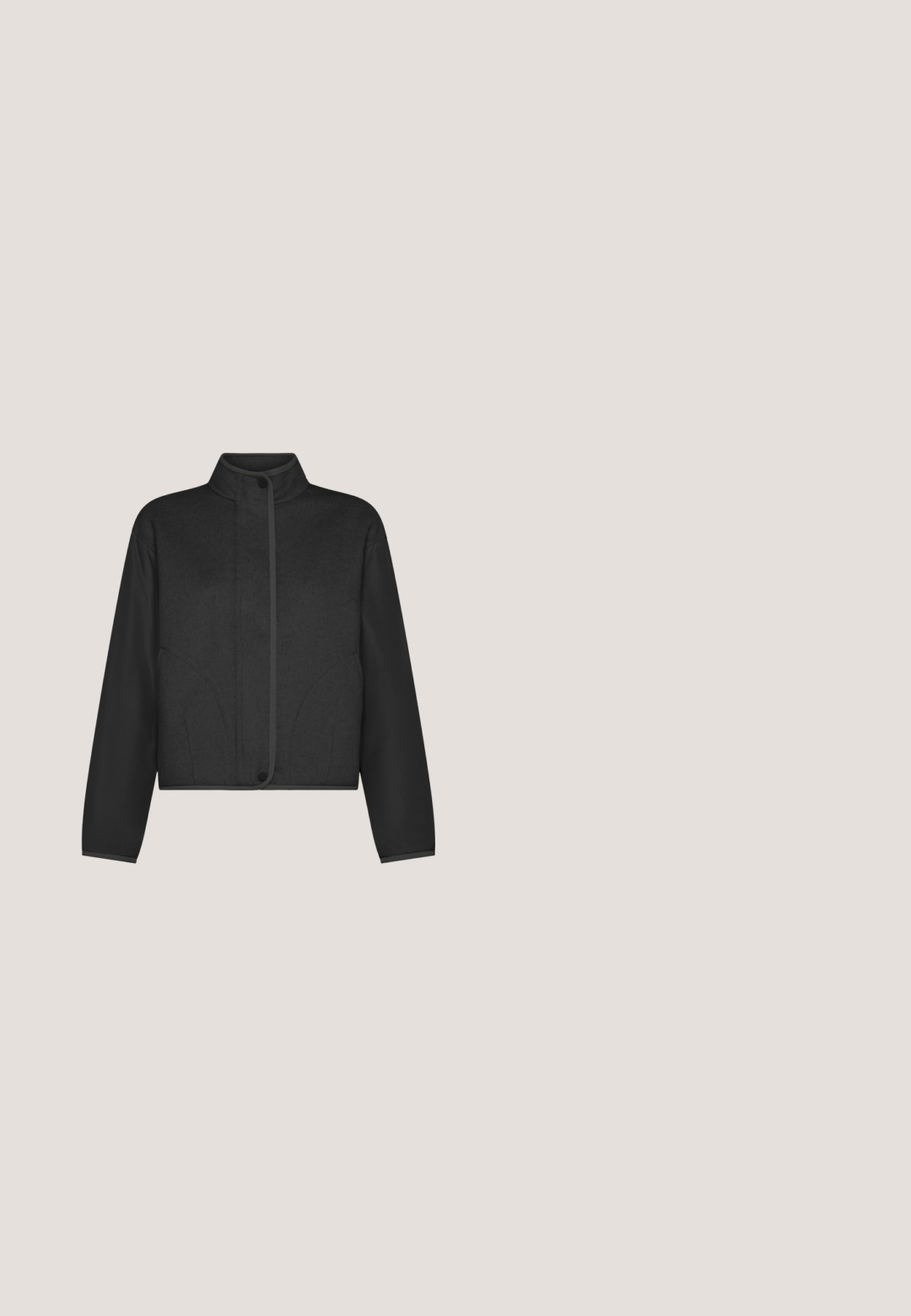 Sort cropped jakke med lange ærmer, høj krave og frontlås med trykknapper på ens hvid baggrund.; Crew neck sweatshirt med sort nederste sektion og ærmer og en off-white øverste sektion og skulderområde med en afslappet pasform.; Sort kortærmet t-shirt lavet af bomuld med rund hals og en afslappet pasform. Simpelt design uden mønstre eller udsmykninger.; Sorte joggerbukser lavet af blødt stof, med elastisk talje og snørre samt tapered ben for en tætsiddende silhuet.; Sort sneaker med ruskind og lædermaterialer, der har en gummisål, fremtrædende snøring og en hvid detalje ved hælen.; Sort læder crossbody taske med top lynlås, brun justerbar rem og lille sølv brandlogo foran i midten.