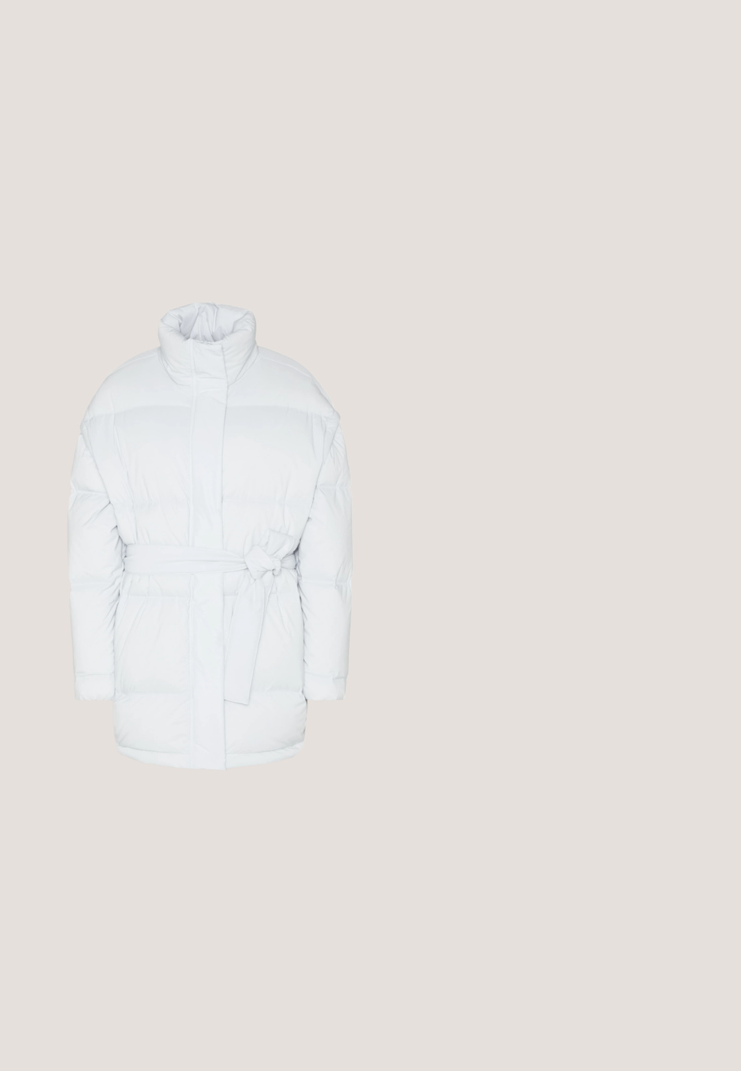 Weißer Steppjacke mit hohem Kragen, tailliertem Gürtel und gestepptem Design. Verfügt über zwei seitliche Taschen und eine glatte, glänzende Textur.; Langärmliges, weißes Rollkragenoberteil aus Rippmaterial. Verfügt über ein kleines gesticktes Logo in der Mitte. Enganliegendes Design ohne Muster.; Hoch-taillierte blaue Jeans aus Denim mit ausgestellter Form, klassischem Fünf-Taschen-Design und subtilen Ausbleichungen, robustem Bund und Metallknopf.; Weiße Sneaker aus Leder mit grauen V-Logo-Akzenten, strukturiertem Gummiabsatz, weißen Schnürsenkeln sowie gepolstertem Zungen- und Knöchelbereich.; Weiße Leder-Umhängetasche mit Reißverschluss, geschwungener Form und erhabenem, auf der Vorderseite geprägtem CK-Logo.; Silberne Metall-Hoops mit strukturiertem Design, ausgestattet mit einem kleinen Steckverschluss und Branding an einem Hoop. Abgerundete Form mit glänzender Oberfläche.