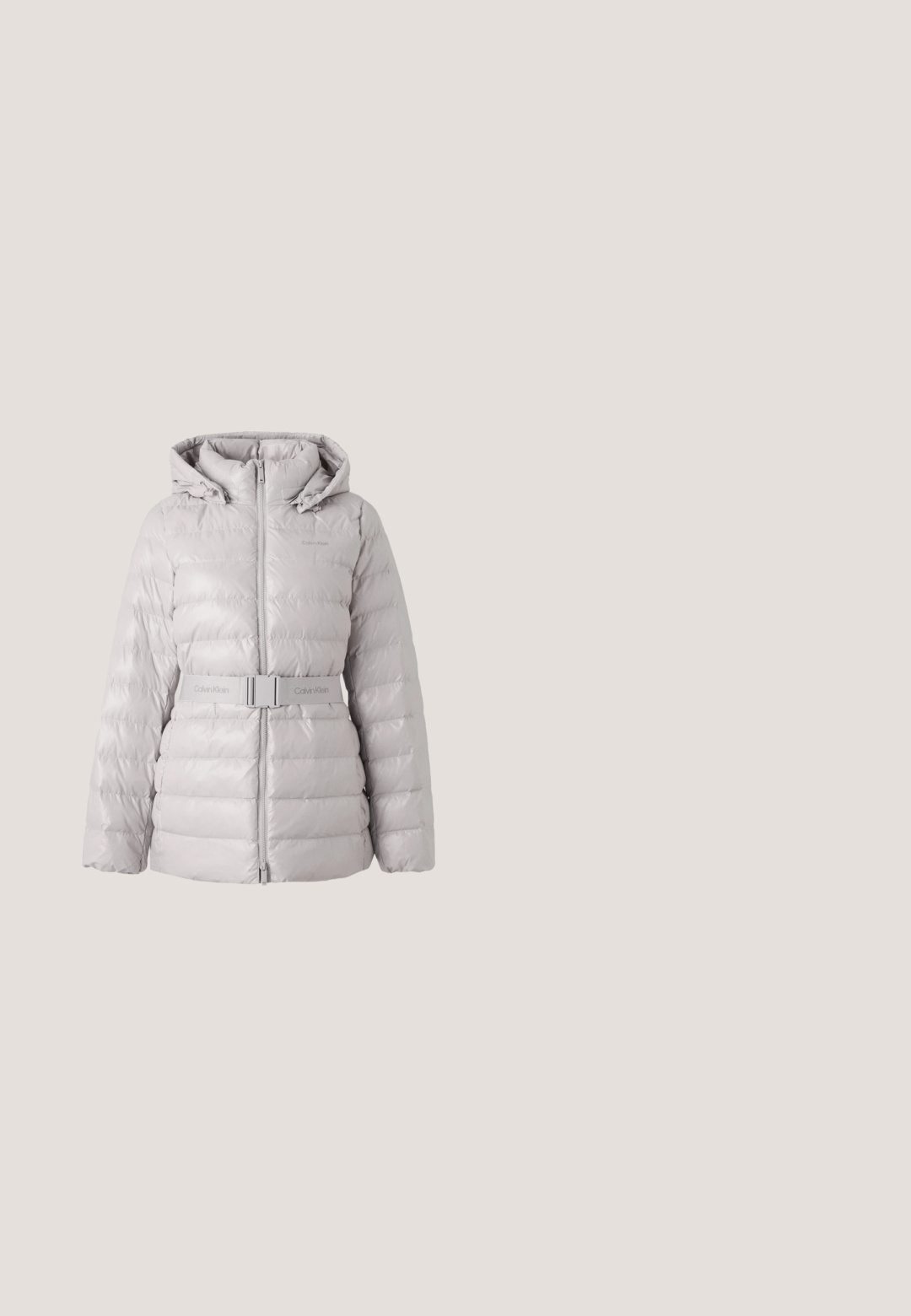 Lichtgrijze, gewatteerde jas met een capuchon, een ceintuur in de taille en een ritssluiting aan de voorkant. Bevat horizontale stiksels en een Calvin Klein-logo op de borst.; Zwart-wit gestreepte coltrui met lange mouwen. Bevat een geheel zwarte bovenkant en horizontale strepen over het lichaam.; Bordeauxrode wijde broek met verticale witte strepen en subtiele geborduurde details. Voorzien van plooien en een gladde tailleband.; Zwarte leren enkelboot met een ronde neus, getextureerde zijpanelen en een stevige blokhak. Glad afwerking en minimalistisch ontwerp.; Zwarte schoudertas in halvemaanvorm met verstelbare riem en klein metalen logoplaatje aan de voorkant tegen een lichte achtergrond.; Zilveren ring met een ronde bovenzijde waarin een verhoogde "G" in het midden staat, omringd door twee rijen kleine heldere kristallen.