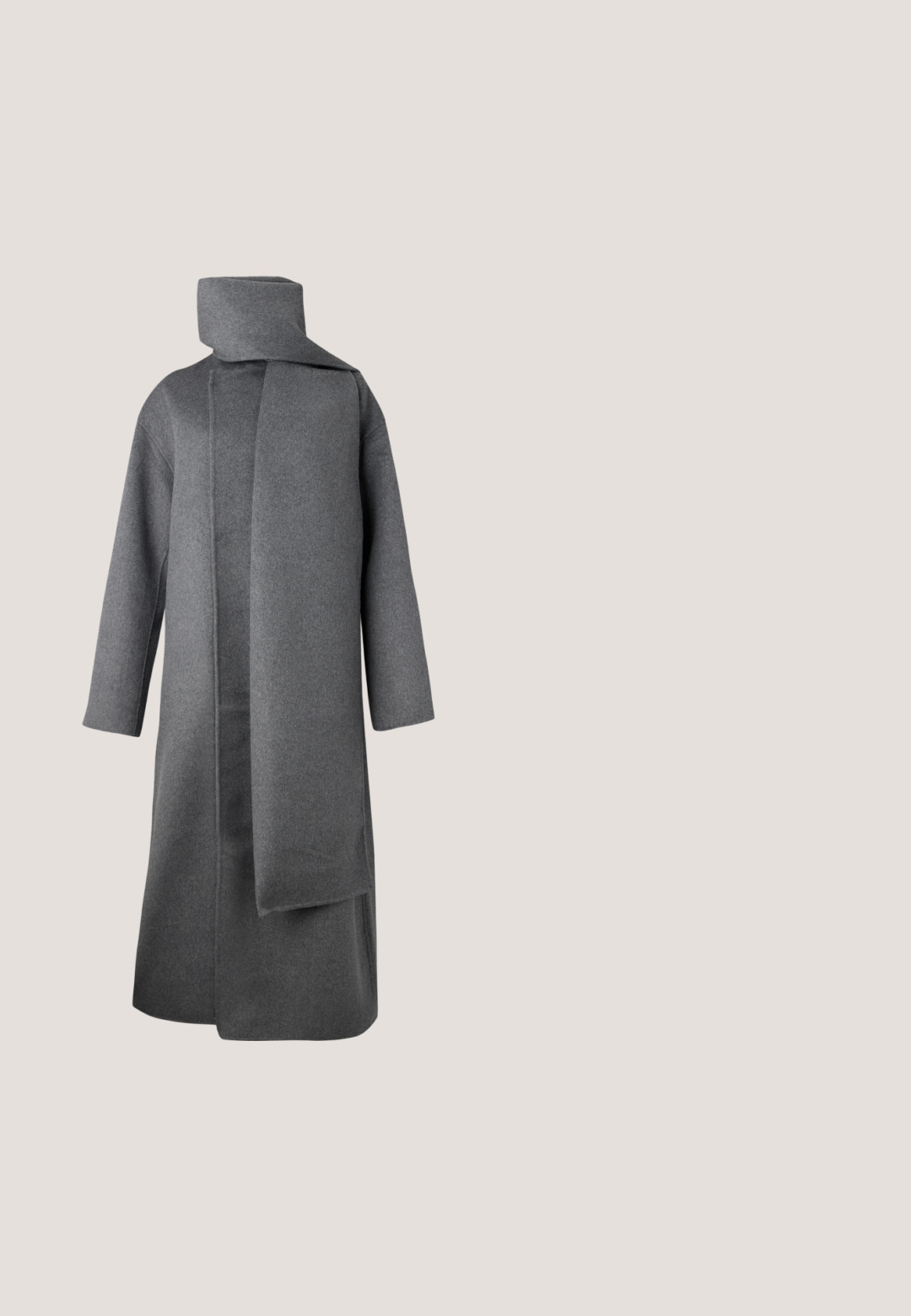 Manteau long gris en tissu doux et texturé ; possède un col montant, une coupe droite et une écharpe attachée. Aucune fermeture visible.; Haut sans manches bordeaux en tissu lisse avec un design drapé, doté d'une coupe asymétrique et d'un col rond.; Pantalon taille haute gris clair, coupe fuselée, motif écossais subtil, devant plissé et poignets à boutons à la cheville.; Bottine en cuir noir avec bout pointu et talon fin de hauteur moyenne, vue de profil sur fond clair.; Petit sac à main en cuir noir avec texture froncée, poignée rectangulaire et fine bandoulière amovible placée à côté.; Bracelet manchette en argent brillant avec un design torsadé et froissé créant un effet noué au centre.