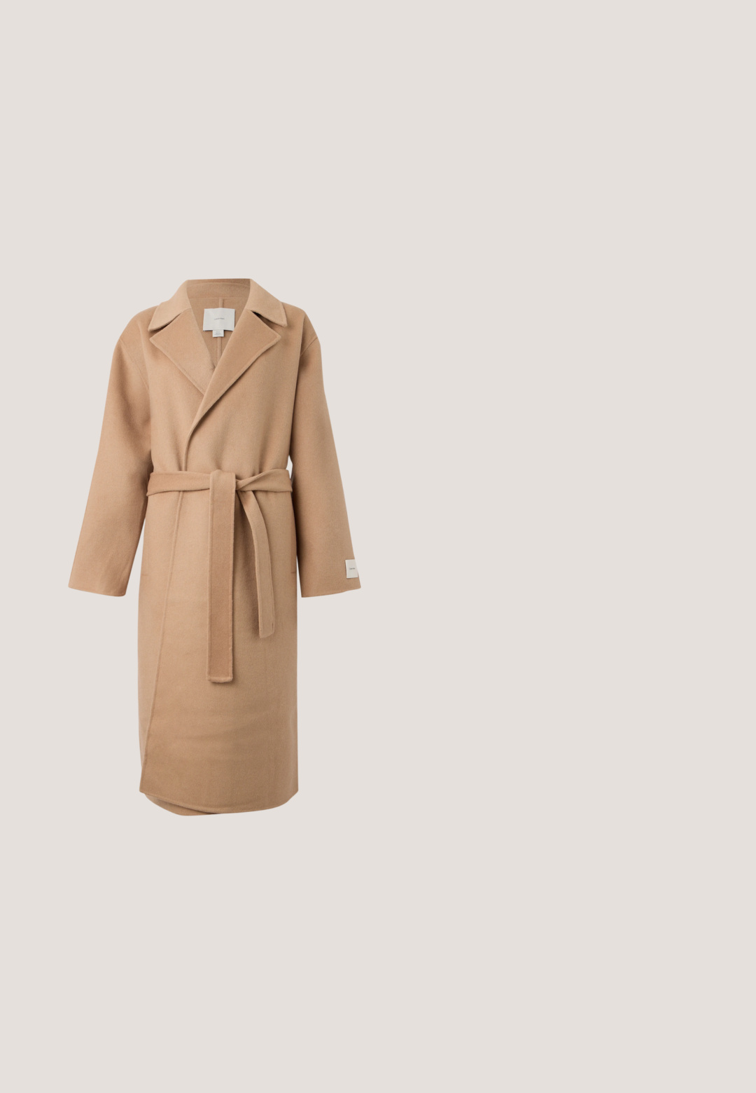 Beige wollen mix wikkeljas met een geknipte kraag, lange mouwen en een bijpassende riem. Bevat een zijslit en een merklabel op de mouw.; Romige ribbelige langemouw turtleneck top met een getailleerde silhouet tegen een effen witte achtergrond.; Beige wijde broek met hoge taille, voorzien van voorplooien en een soepele textuur. Op maat gemaakt ontwerp met riemlussen en zonder zichtbare zakken.; Beige leren instapper met een lage hak, dubbele gesp-accenten en gedetailleerde stiksels langs de bovennaad. Heeft een gladde textuur en een ronde neus.; Beige draagtas van soepel leer. Heeft twee bovenhandvatten, een ritszak aan de zijkant en een subtiele, op de voorkant gegraveerde logo.; Een paar kleine, dikke gouden ovale creolen met een gladde, gepolijste afwerking op een eenvoudige lichte achtergrond.