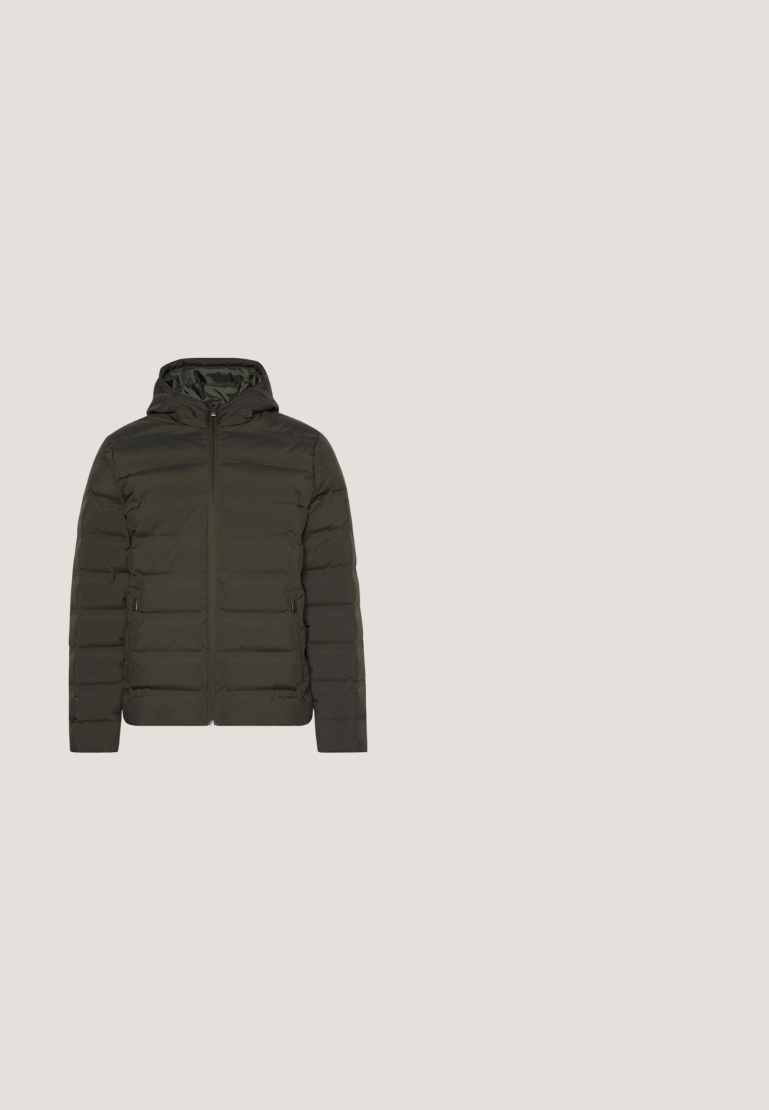 Dunkelgrüne gepolsterte Jacke mit Kapuze, Frontreißverschluss und Seitentaschen. Das Design verfügt über horizontale gesteppten Abschnitte und eine glatte Textur.; Dunkelgrüner gerippter Strick-Zipfelcardigan mit hohem Kragen und langen Ärmeln, flach auf einem weißen Hintergrund ausgelegt.; Kurzärmliges T-Shirt mit Rundhalsausschnitt in hellbeige, aus weicher Baumwolle mit lockerem Schnitt und ohne sichtbare Muster oder Akzente.; Schwarze Jeans aus Denim mit geradem Bein, fünf Taschen und Metallelementen. Der Stoff hat eine glatte, leicht strukturierte Oberfläche.; Brauner Leder-Stiefelette mit rundem Zehenbereich, Schnürung mit Metallösen, strukturierter Oberfläche und robust profilierter Sohle für besseren Halt.; Dunkelbrauner Ledergürtel, zusammengerollt, mit silberner rechteckiger Schnalle auf weißem Hintergrund.