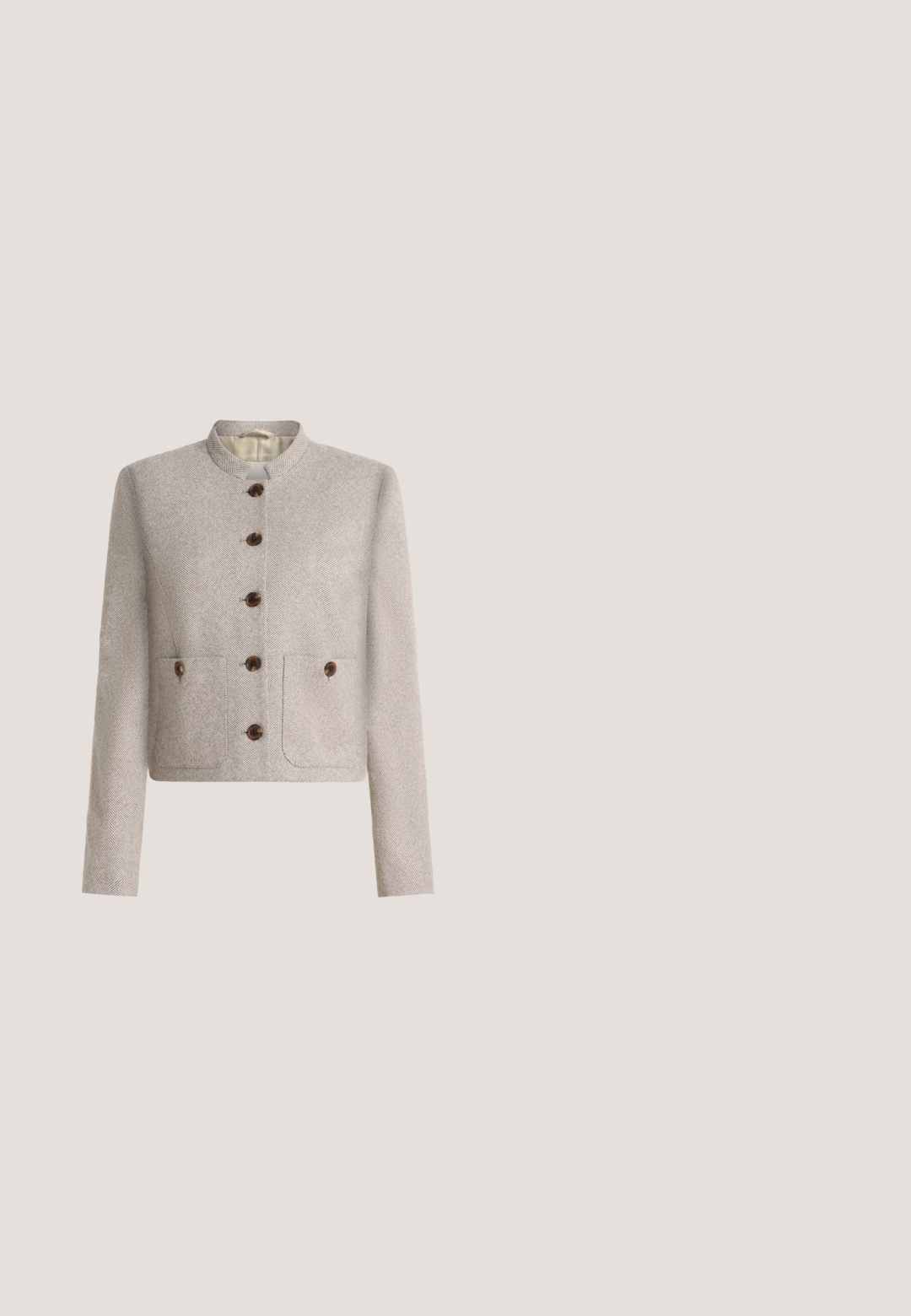 Veste en tweed beige à chevrons avec col mandarin, boutons marron sur le devant et deux poches avant à rabats boutonnés.; Chemise beige à manches longues avec col pointu et boutons cachés sur le devant, présentée sur un fond clair uni.; Pantalons en velours côtelé marron à jambes droites avec un pli devant et passants de ceinture, présentés sur un fond blanc.; Escarpin slingback en cuir verni beige avec talon kitten, bout pointu et petite sangle à boucle sur fond neutre.; Pochette en cuir beige avec rabat avant et fermeture par sangle verticale, sur un fond clair uni.; Boucles d'oreilles en métal doré présentant un design circulaire avec deux sphères, l'une plus grande et texturée, et une petite boule polie en haut.