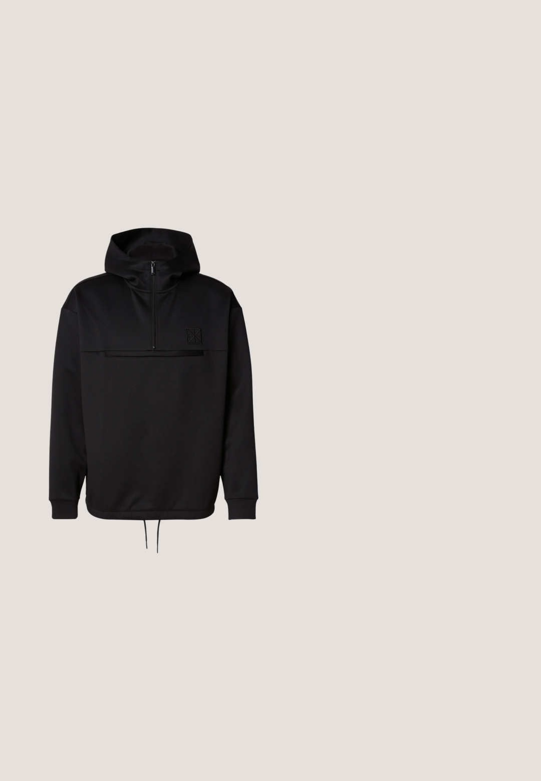 Sort pullover hoodie med en kvart lynlås, ribbede manchetter og en justerbar kant. Har et struktureret logo på brystet. Glat stofstruktur.; Sort bomuld T-shirt med rund halsudskæring, korte ærmer og en lille logo på venstre side. Enkel design og glat tekstur.; Grå sweatpants lavet af blødt stof med elastisk talje, tætsiddende ben, sidelommer og en cirkulær logo-patch.; Grå og hvide sneakers med mesh og læderpaneler, svævende over en poleret betongulv nær en væg af glasblokke.; Polo Ralph Lauren Solbriller - brushed gunmetal; Sort duffeltaske med dobbelthåndtag, justerbar skulderrem, lynlåslomme foran og minimalistisk logo på ensfarvet baggrund.
