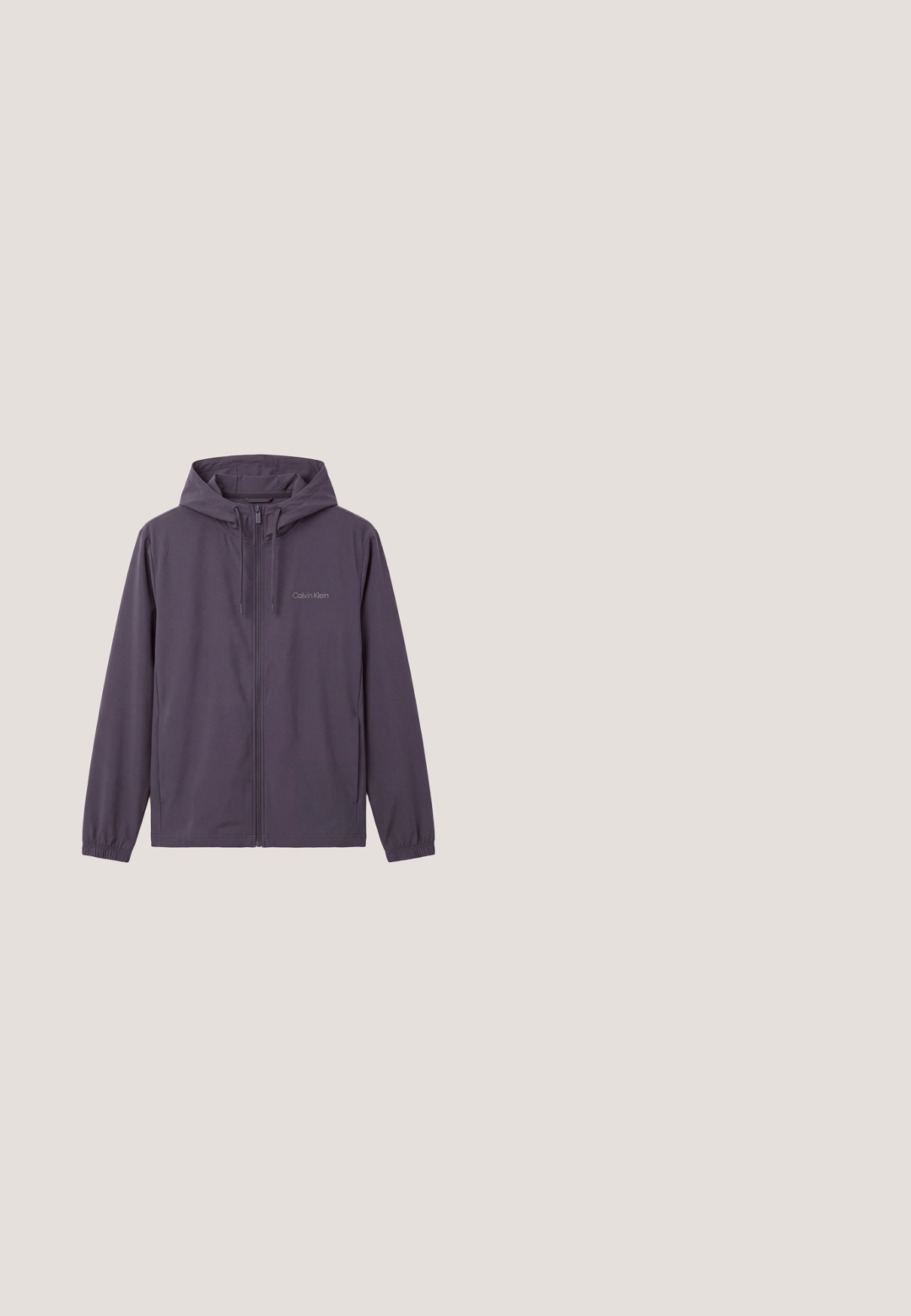 Tmavosivá mikina na zips s nastaviteľnou šnúrkou na kapucni, elastickými manžetami, bočnými vreckami a jemným logom Calvin Klein na hrudi.; Tmavomodré tričko Calvin Klein s krátkym rukávom, okrúhlym výstrihom a malým bielym logom v strede na hrudi.; Námornícke modré plavky vyrobené z ľahkého materiálu, s elastickým pásom a priehradkami na bokoch na úschovu.; Čierna nízka teniska s bielou podrážkou, so šnurovaním a logom "ck" na boku, vystavená v modernom vnútornom prostredí.; Čierna messenger taška Calvin Klein s nastaviteľným ramenným remienkom a predným prekrytím zabezpečeným prackou, zobrazená na jednoduchom pozadí.; Strieborný kovový náramok s obdĺžnikovou platničkou, na jednej strane s malým logom "cK".