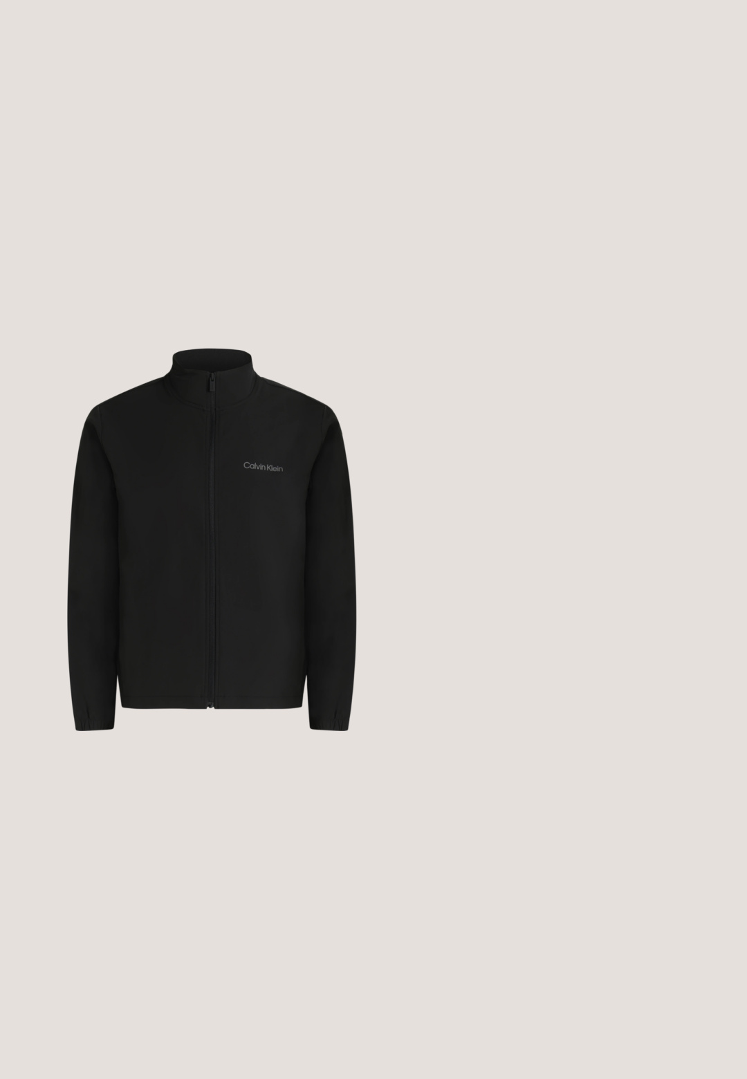 Sort langærmet lynlåsjakke med opretstående krave og lille Calvin Klein-logo på venstre bryst.; Sort hættetrøje med lange ærmer, front kangurulomme og lille hvid "Calvin Klein"-logo på brystet.; Hvid bomuld t-shirt med rund hals og korte ærmer. Har en lille sort "Calvin Klein"-logo centreret på brystet.; Sorte joggebukser med elastisk talje og ankelmanchetter, med et hvidt rundt Calvin Klein-logo på øverste venstre lår.; Hvide lædersneakers med en sort accent på hælen, rund tå, flade snørebånd og en tyk hvid sål. Calvin Klein-logoet vises.; Sort læder crossover taske med en glat overflade, rektangulær form, justerbar sort rem og sølv lynlåsdetalje.