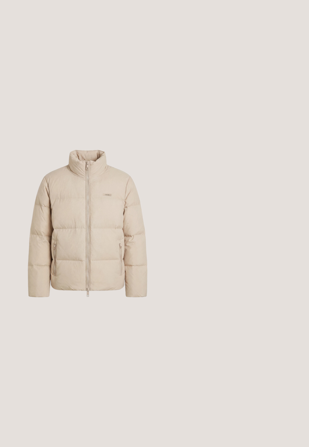 Beige Steppjacke mit hohem Kragen, Frontreißverschluss, zwei Reißverschlusstaschen an den Seiten und kleinem Logo-Patch auf der linken Brust.; Schwarzer Reißverschluss-Hoodie aus Baumwollmischung, mit hohem Kragen, gerippten Bündchen und einem goldenen Logo-Patch auf der Brust.; Braunes T-Shirt mit kurzen Ärmeln und Rundhalsausschnitt, mit dem "Calvin Klein"-Logo zentriert auf der Brust.; Hellblaue Jeans mit geradem Bein, ausgewaschenen Bereichen, fünf Taschen, Knopfverschluss und Calvin Klein-Label an der rechten Vordertasche.; Beige Wildleder-Ankle Boots mit schwarzer Gummisohle, Schnürdesign und kleinem, seitlich eingeprägtem Logo, ausgestattet mit einer Zuglasche am Hinterkopf.; Beige, lässige Schultertasche aus Stoff, mit schwarzem Gurt mit Logo, Reißverschlussfächern und einem dezenten Emblem auf der Vorderseite.