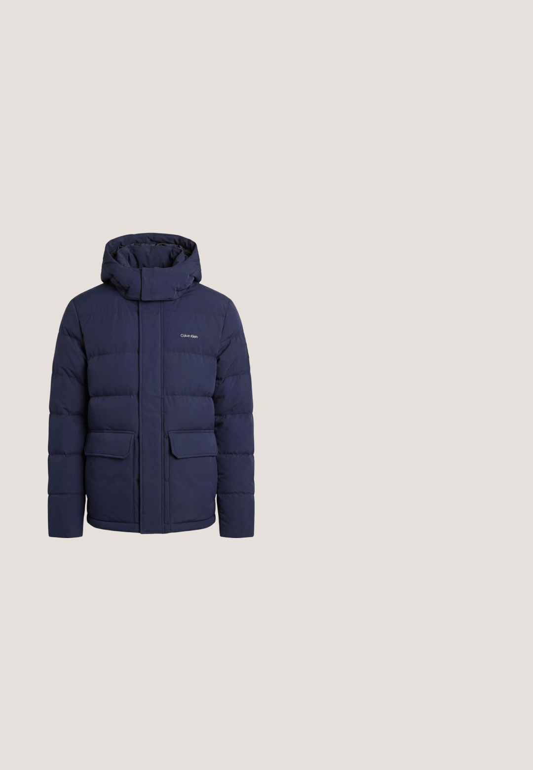 Chaqueta de invierno acolchada azul marino con capucha, cremallera frontal cubierta por una solapa, dos bolsillos delanteros con solapa y logo de Calvin Klein en el pecho.; Suéter azul claro de manga larga con cuello redondo, puños y dobladillo acanalados, con un pequeño logo negro "CK" en el pecho izquierdo.; Camiseta polo azul de manga corta con cuello y tapeta de dos botones, pequeño logo blanco "cK" en el pecho izquierdo.; Vaqueros de mezclilla azul con corte ajustado, cinco bolsillos, cierre con botones y sutiles desgastes en los muslos y las rodillas.; Botines de ante beige con suela de goma negra, diseño con cordones y un pequeño logotipo grabado en el lateral, que cuenta con una lengüeta en la parte posterior.; Bolsa de lona azul con un bolsillo frontal con cremallera, correas dobles para el hombro y forma rectangular. Cuenta con una etiqueta de marca sutil.