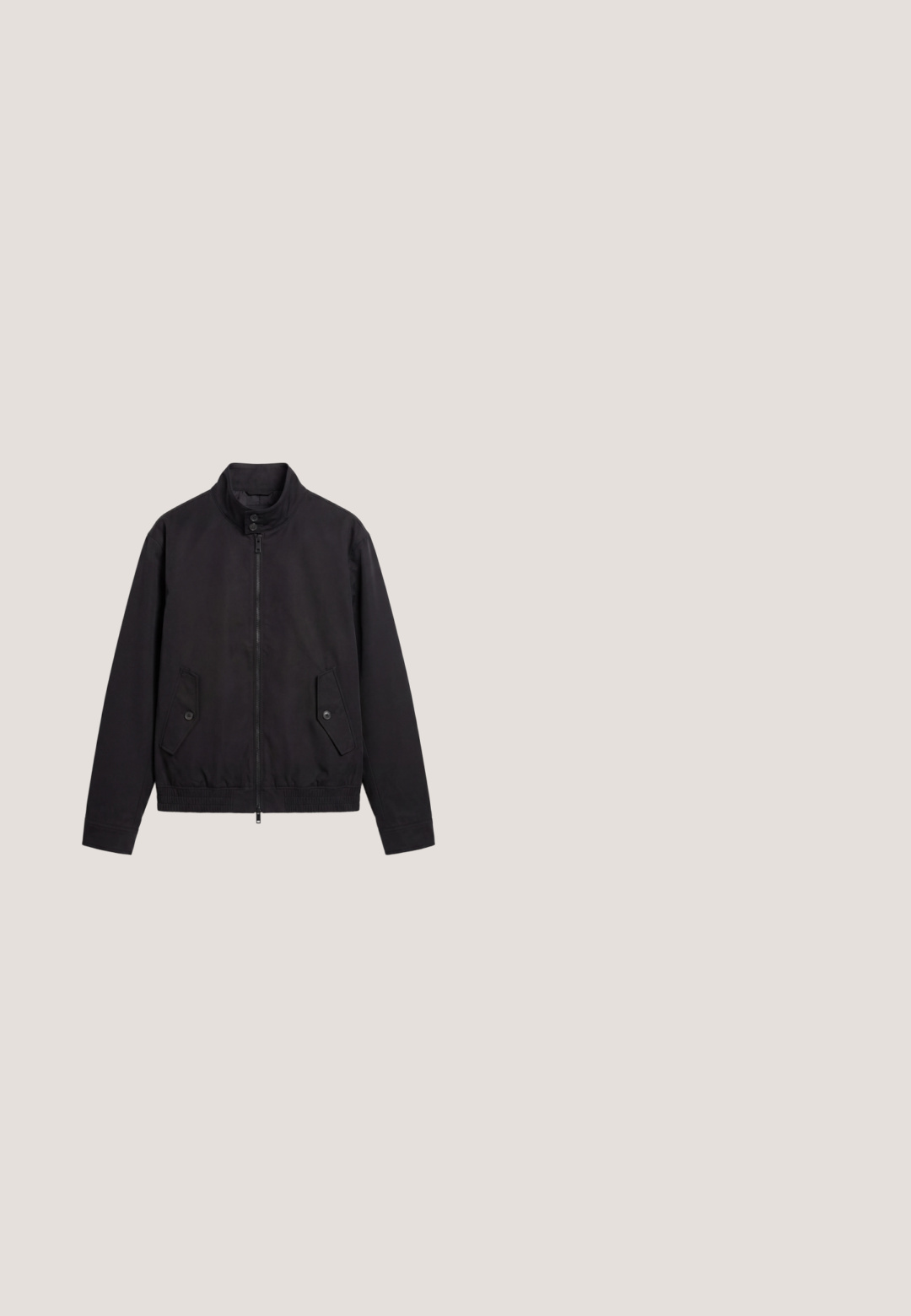 Veste noire zippée avec col montant et poches à rabat boutonnées, taille élastique et manches longues.; Polo en maille noir à manches courtes avec patte de boutonnage à deux boutons et petit logo brodé sur la poitrine.; Short en jean noir à jambes larges avec poches avant, passants de ceinture et fermeture bouton argenté sur fond clair uni.; Bottes noires en cuir à talon arrondi, avec un design à lacets et une languette à l'arrière. Tige texturée et semelle en caoutchouc.; Lunettes de soleil rectangulaires avec une teinte vert foncé, une monture transparente marron et des accents en métal argenté sur les branches.; Petit sac bandoulière en cuir noir avec rabat et fermeture à boucle, sangle réglable, présenté sur un fond blanc uni.