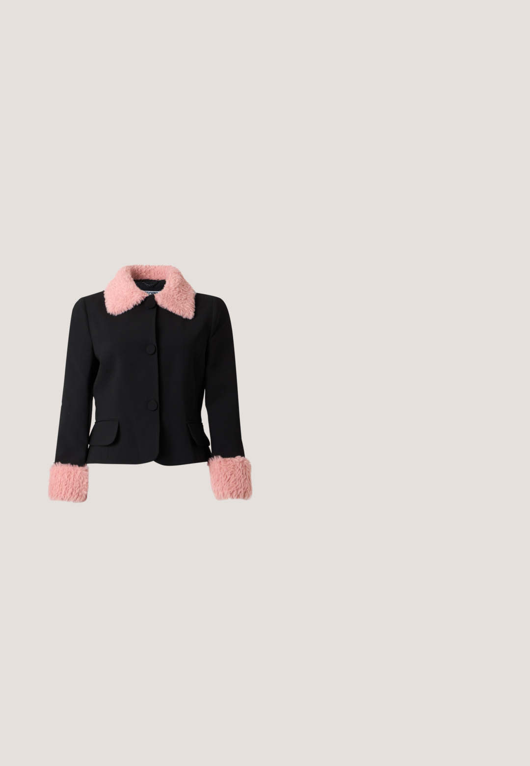 Veste noire avec un grand col en fausse fourrure rose et des poignets assortis en fausse fourrure rose, avec trois grands boutons noirs et deux poches avant.; Robe noire avec de fines bretelles, ornée de deux grandes fleurs en tissu au niveau du col. Texture lisse et silhouette simple et droite.; NEOUS UBA - Ballerines à brides arrière - black; Lunettes de soleil œil de chat noires avec verres foncés, accents dorés sur les branches et nom de la marque Jacquemus sur le côté.; Sac à main en cuir matelassé noir avec bandoulière chaîne dorée et logo Love Moschino doré au centre devant.; Bracelet réglable en cordon noir avec perles blanches et jaunes alternées, un charm fleur doré et une petite plaque rectangulaire dorée.