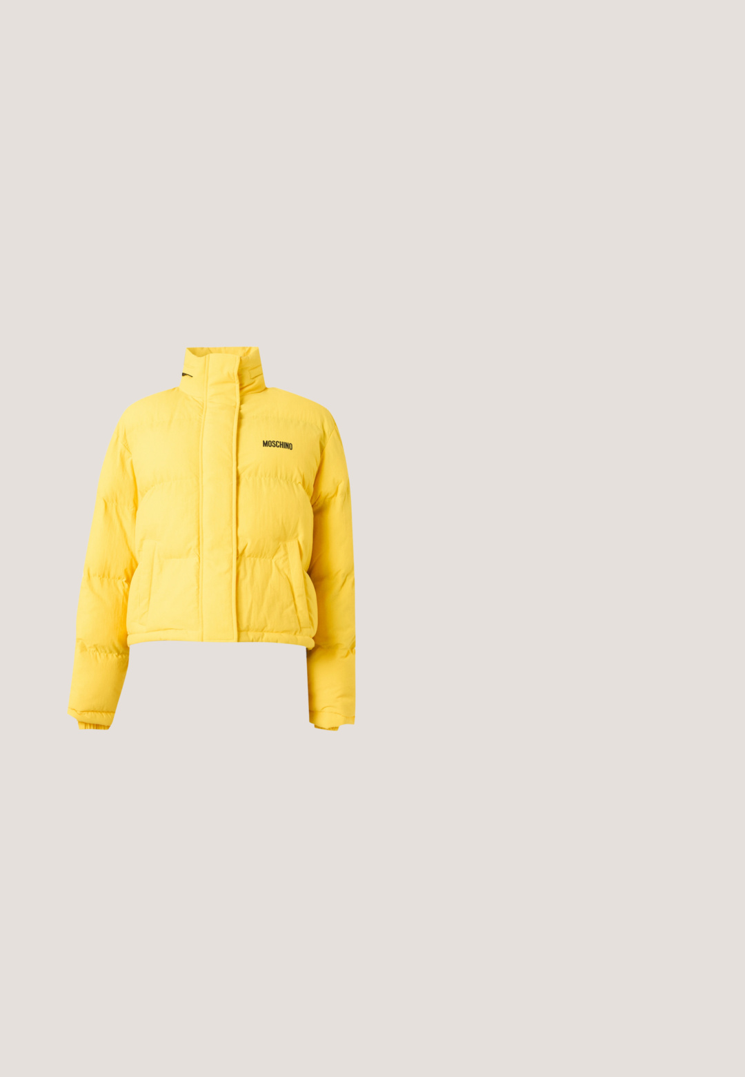 Hellgelbe kurze Steppjacke mit hohem Kragen, seitlichen Taschen und schwarzem Moschino-Logo auf der linken Brust.; Weißes T-Shirt mit kurzen Ärmeln, auf dem ein kleiner brauner Teddybär in einem gelben Maßband eingewickelt ist, und der Schrift "MOSCHINO" auf der oberen linken Brustseite.; Schwarze Denim-Jeans mit schmaler Passform. Merkmale sind weißer Grafiktext auf der Vorderseite, fünf Taschen und ein Knopfverschlus. Glatte Textur.; Schwarzer veganer Leder-Sneaker mit zwei Klettverschlüssen und goldenen herzförmigen Akzenten. Verfügt über eine dicke Gummisohle und ein minimalistisches Design.; Schwarze gesteppte Handtasche mit zwei Griffen und goldenem "LOVE MOSCHINO" Logo auf der Vorderseite, vor einem schlichten hellen Hintergrund.; Paar schwarze und silberne Anführungszeichen-Ohrringe, eines mit öffnenden und eines mit schließenden Zeichen auf einfachem weißem Hintergrund.