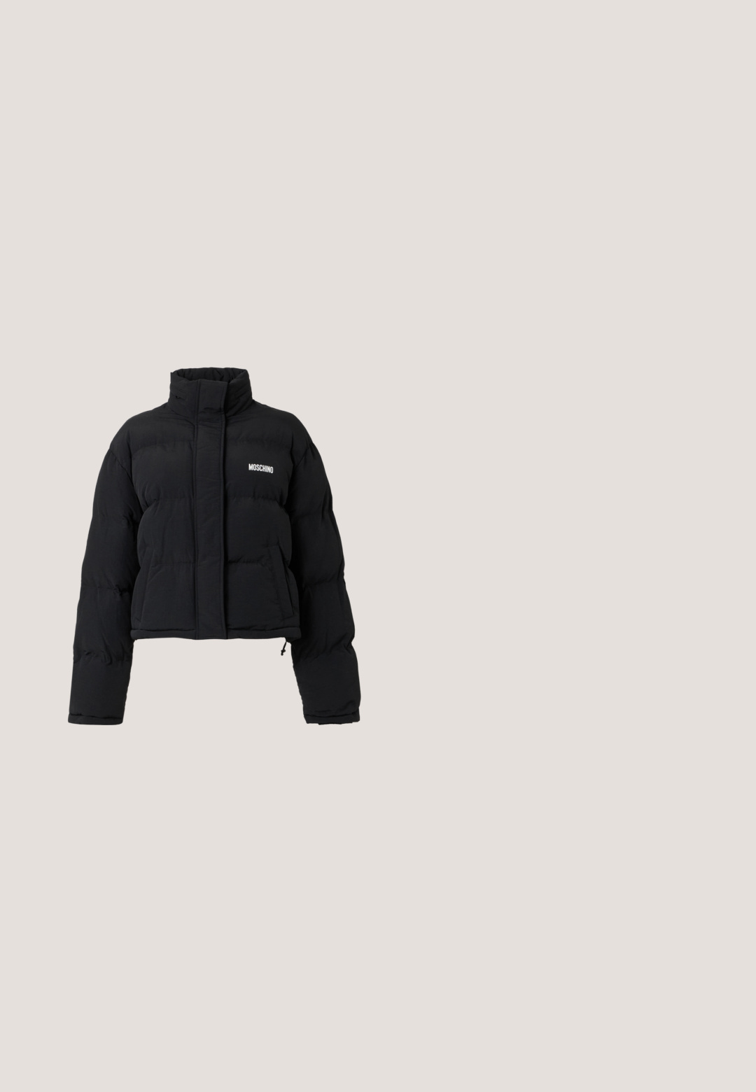 Sort cropped puffjakke med høj krave, lange ærmer, frontlommer og hvidt Moschino-logo på brystet.; Sort T-shirt med korte ærmer med en kobberfarvet teddybjørn-grafik og fed "MOSCHINO" tekst over bjørnen på brystet.; Sorte udrensede jeans lavet af blød denim, med slids ved anklerne, to frontlommer og metalknaplukning. Klassisk design med en ren finish.; Sorte ruskinds sneakers med en glat tekstur, der har et hjerte designet med rhinsten på siden og en gummisål.; Sort læder Love Moschino rygsæk med flettet håndtag, frontlomme, guld lynlåse og hjerte-detalje over logoet.; Rødt hjerteformet hårspænde med blank overflade, der har en gyldentone metalclips med indgraveret "Moschino." Tekstureret overflade og glatte kanter.