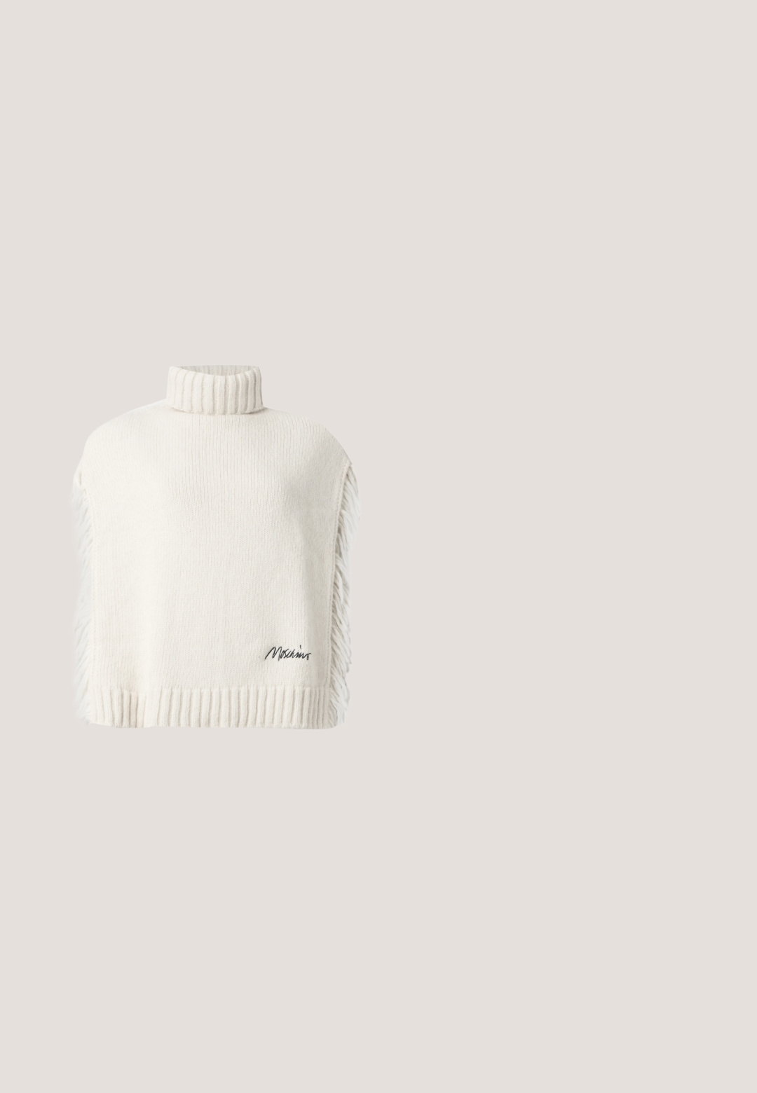 Poncho blanc en tricot sans manches avec col roulé, côtés frangés, ourlet côtelé et petite broderie noire signature sur le devant en bas à droite.; Pull en maille couleur crème avec manches longues, poignets et ourlet côtelés, et boutons décoratifs en forme d'étoile sur l'épaule gauche.; Jeans en denim bleu clair à jambes larges, dotés d'une taille haute, de poches avant et de détails de couture subtils sur les coutures.; Sneaker en suède beige avec un motif en strass en forme de cœur, col rembourré crème et semelle en caoutchouc. Lacets à l'avant.; Sac à main en suède marron au design structuré, avec anse supérieure et bandoulière amovible. Dispose d'une fermeture rabat et d'accents en métal doré.; Collier délicat en chaîne d'or avec de petites perles regroupées imitant des perles et un fermoir ajustable orné d'un pendentif en forme de soleil.