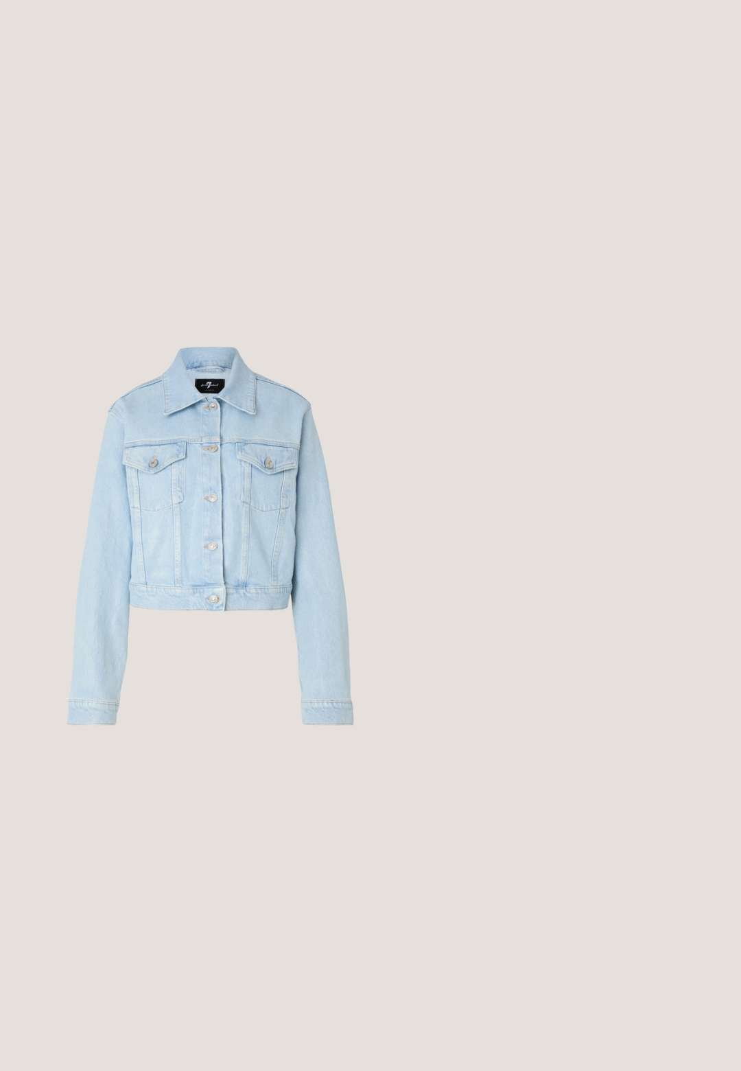 Lichtblauwe denimjasje met een cropped ontwerp, knoopsluiting, twee borstzakken en subtiele stikdetails. Klassieke kraag en lange mouwen.; Lichtblauw denim overhemd met lange mouwen, knoopsluiting, twee borstzakken met kleppen en een klassieke puntige kraag op een grijze achtergrond.; Donkerblauwe denimjeans met een hoge taille, vijf-pocket ontwerp en rechte pijpen. Contrasterende stiksels en een knopen-flapsluiting.; Bruine suède enkellaars met een ronde neus, geribbelde detailing aan de zijkant en een lage blokhak. Heeft een lus aan de achterkant.; Rode zijden sjaal met een witte hartomtrek, het woord "Coach" in schrift, een grafische afbeelding van een gevleugeld paard en de tekst "America's Original House of Leather."; Bruine lederen riem met een ovale gouden gesp, opgerold tegen een effen lichte achtergrond.