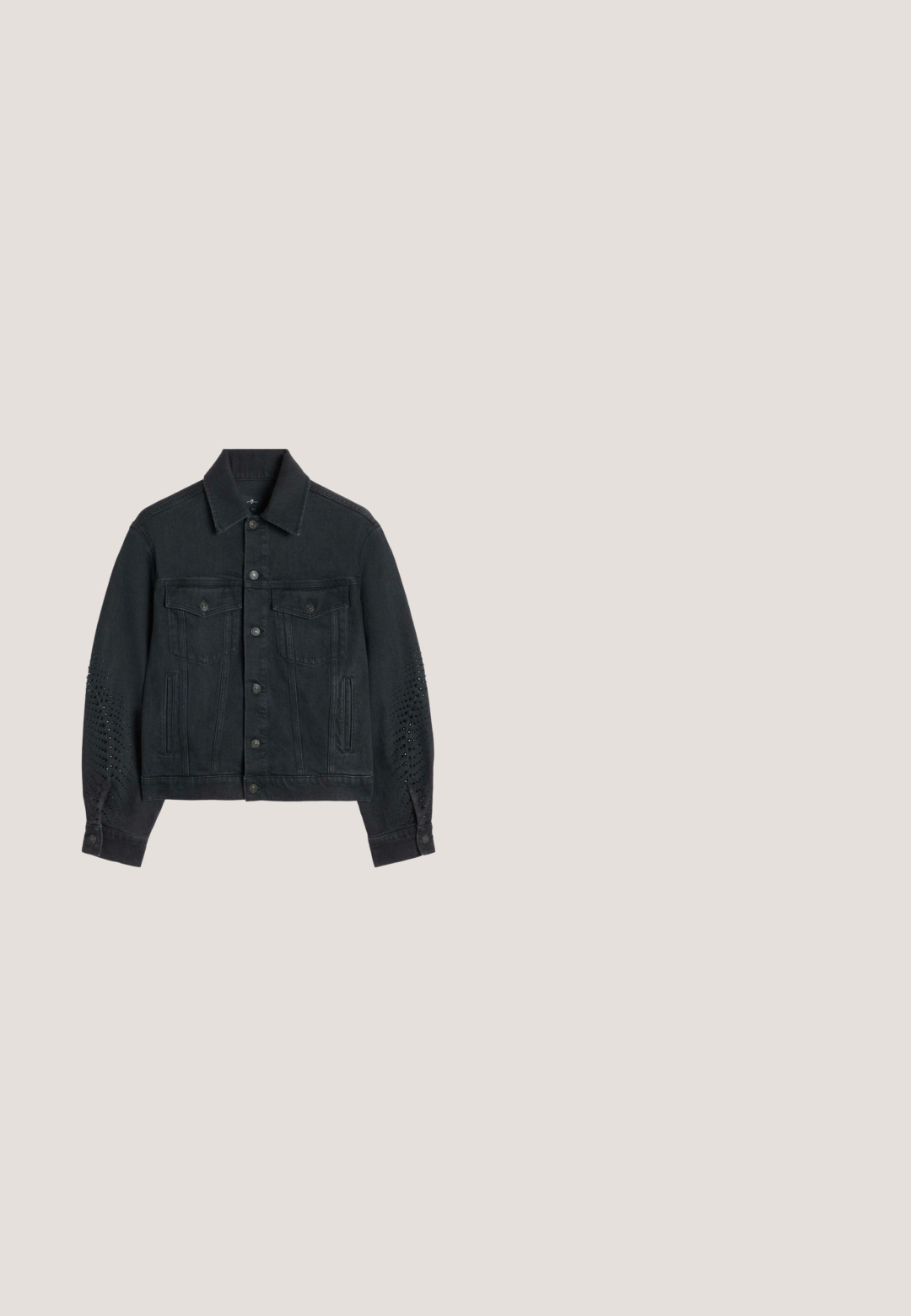 Schwarze Jeansjacke mit Knopfverschluss, zwei Brustklappentaschen, Seitentaschen und perforierten Details an beiden Ärmeln.; Weißes, kurzes T-Shirt mit schwarzen horizontalen Streifen, runder Ausschnitt und kurzen Ärmeln. Aus Baumwollstoff, glatte Textur.; Schwarze Jeansshorts mit ausgefransten Details, ausgefransten Säumen, fünf Taschen und einem Verschluss mit Knopf und Reißverschluss an der Taille.; Dunkelbraune Cowboy-Stiefel mit einem eleganten Lederoberteil, spitzem Fuß, dekorativer Naht und niedrigem Blockabsatz. Mit einem Zugtab oben.; Schwarz gerahmte Sonnenbrille mit gelb getönten Gläsern und goldenem Akzent nahe den Scharnieren, im Dreiviertelwinkel auf weißem Hintergrund positioniert.; Schwarze Lederhandtasche mit dickem Griff und verstellbarem Riemen, ausgestattet mit goldfarbenen Beschlägen und einer weichen, strukturierten Oberfläche.